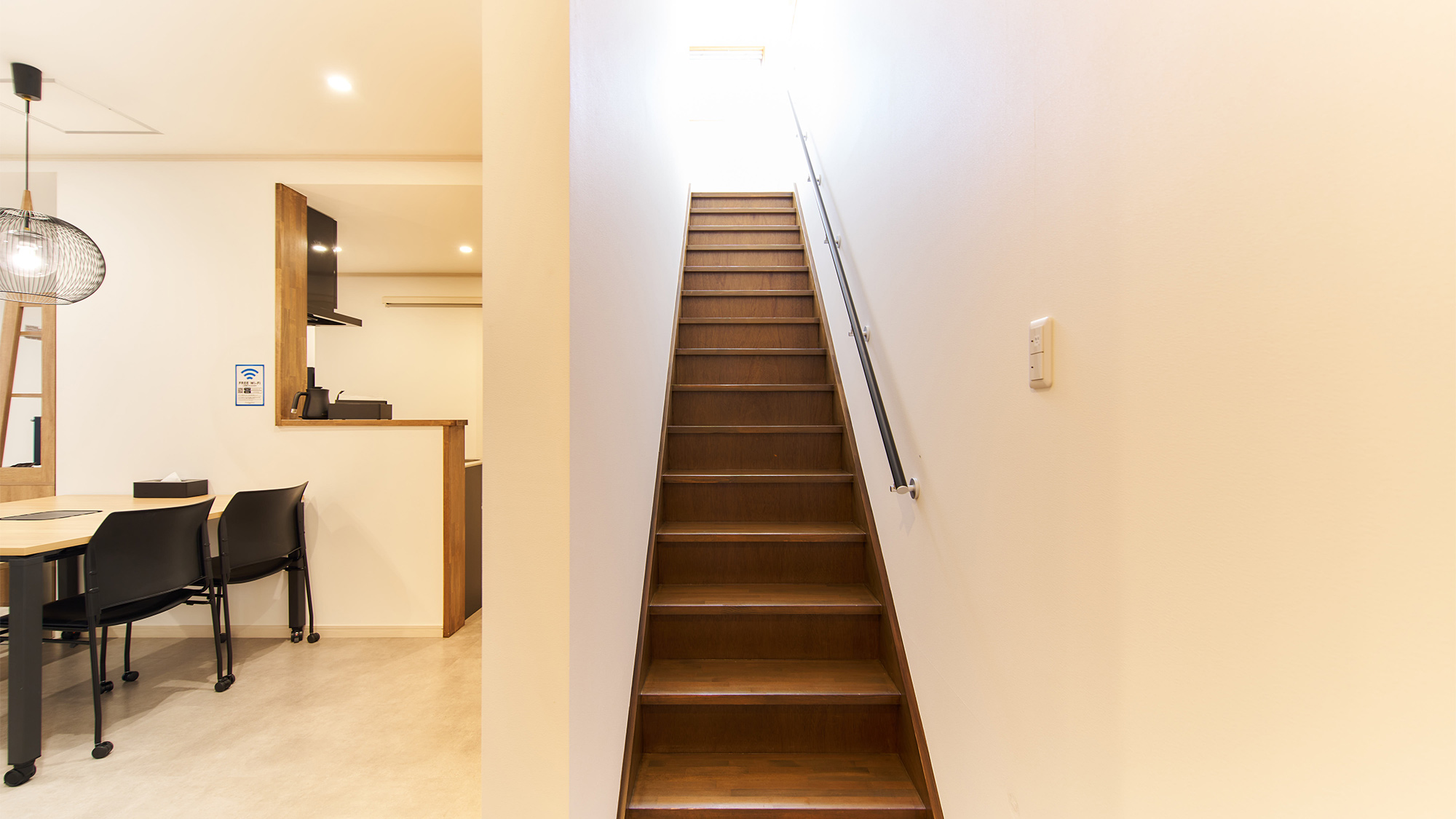 ・【階段】手すり付き。お子様からご年配の方まで安心してご利用いただけます