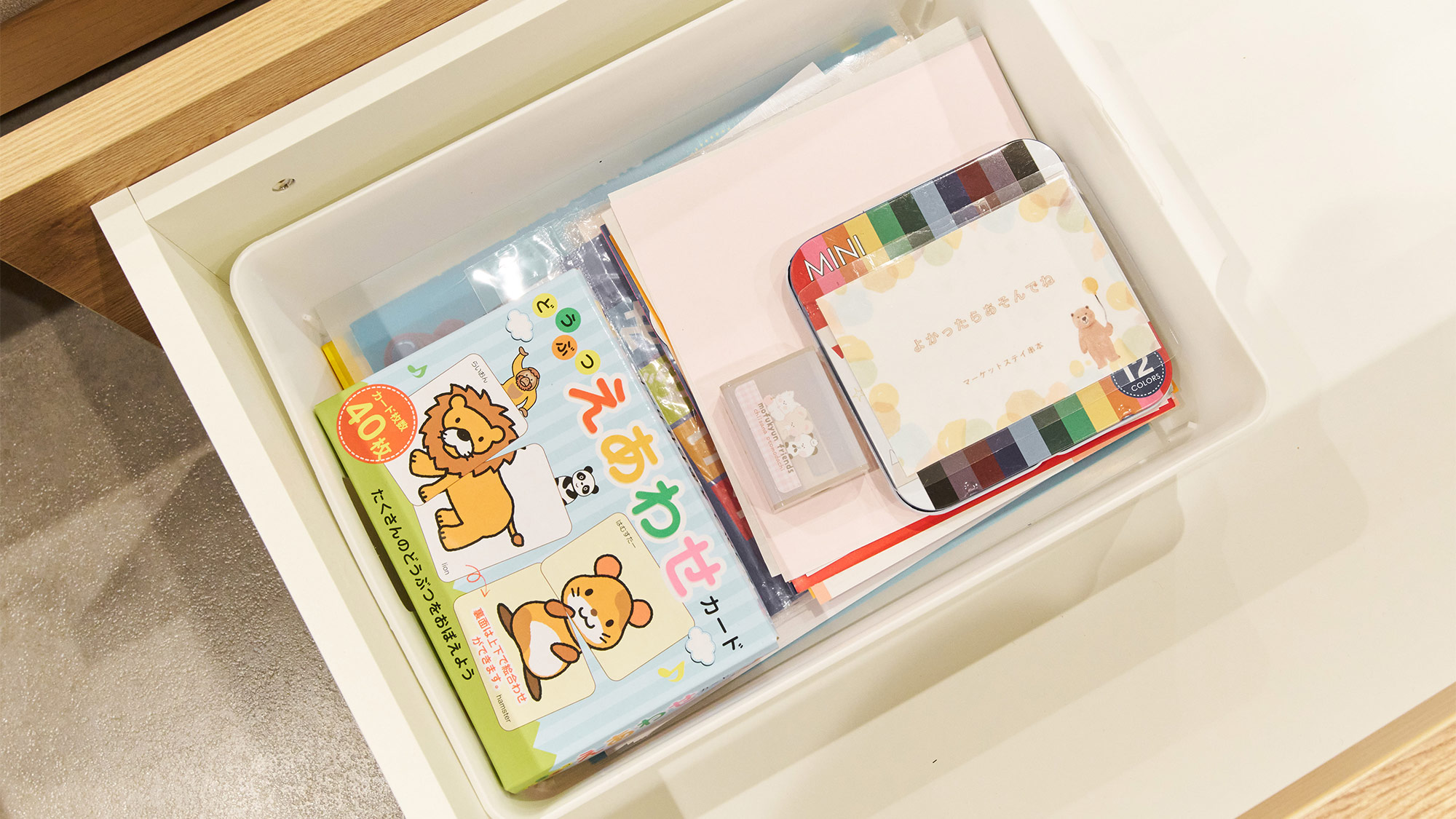 ・【キッズ用品】折り紙やカード、色鉛筆をご用意。家族みんなでお楽しみいただけます