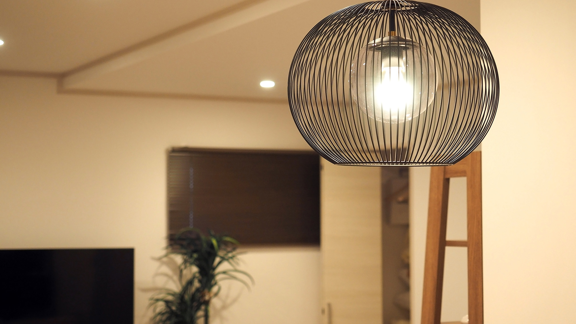 ・【ダイニング】温かみのある照明。部屋を明るく照らします