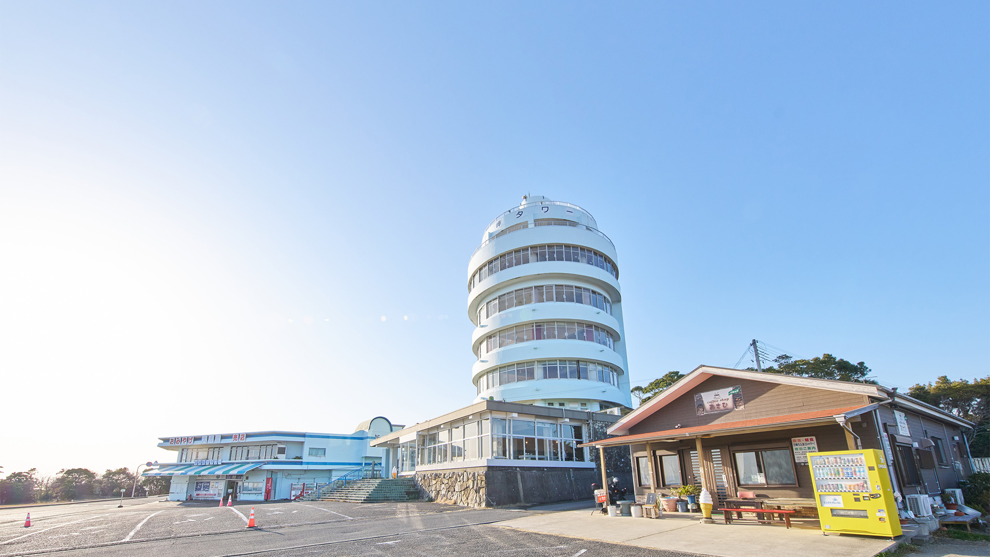 ・【潮岬観光タワー】潮岬のシンボル。太平洋を一望できる圧巻のパノラマビューです