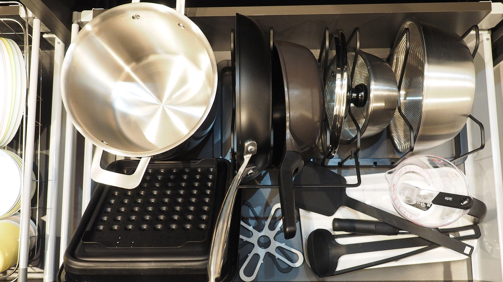 ・【キッチン】鍋・フライパン等の調理器具も揃っています