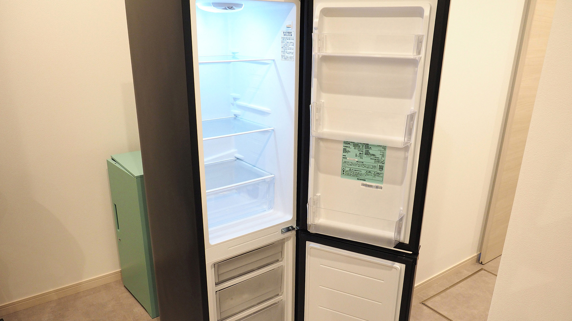 ・【キッチン】冷蔵庫はゆとりあるサイズで、大人数での旅行や長期滞在の買い込みにも対応が可能です