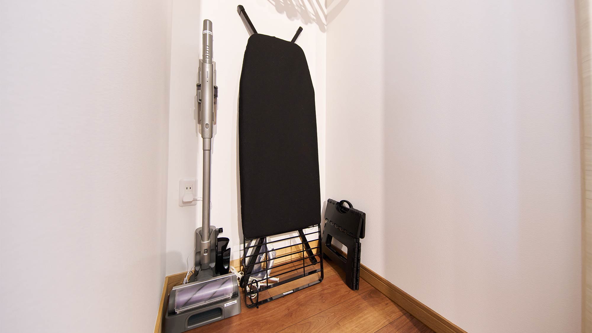 ・【クローゼット】掃除機、アイロン台をご用意。お部屋や衣類をきれいに保てます