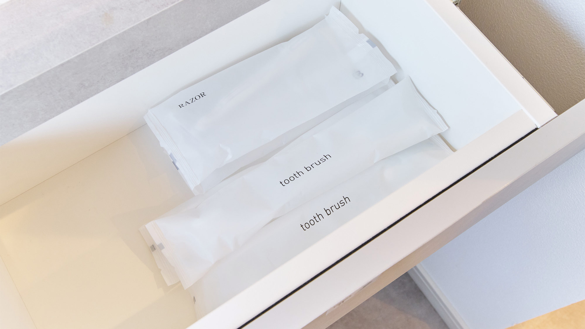・【アメニティ】歯磨きセット、カミソリをご用意。忘れ物があっても安心です