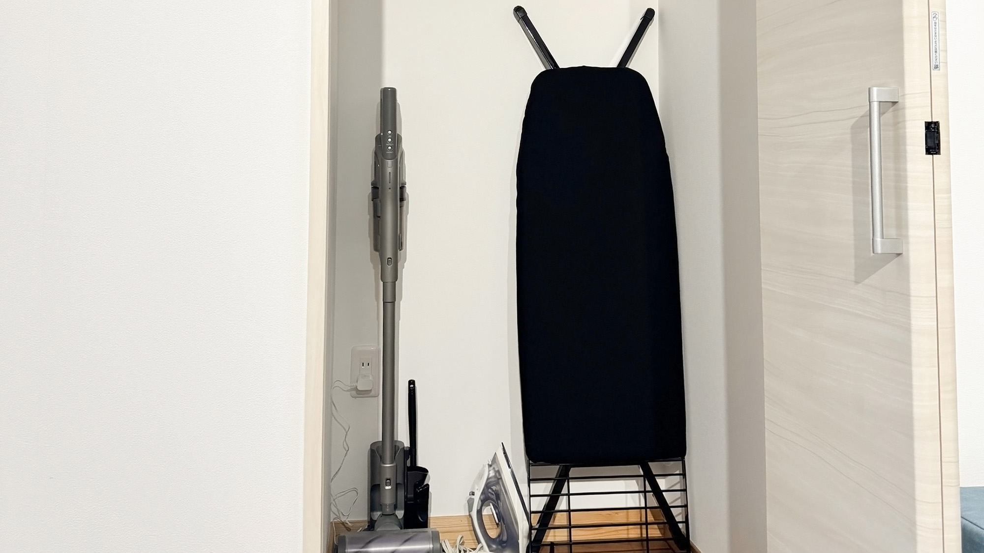 ・【2Fリビング】アイロンと折り畳みのアイロン台をご用意しております