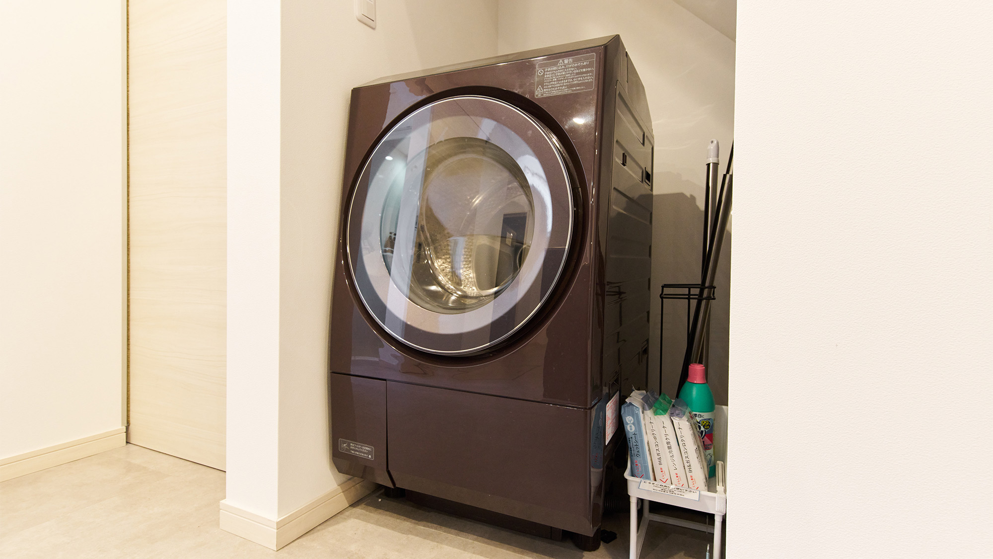 ・【洗濯機】大容量のドラム式を設置。長期滞在でも快適にお過ごしいただけます
