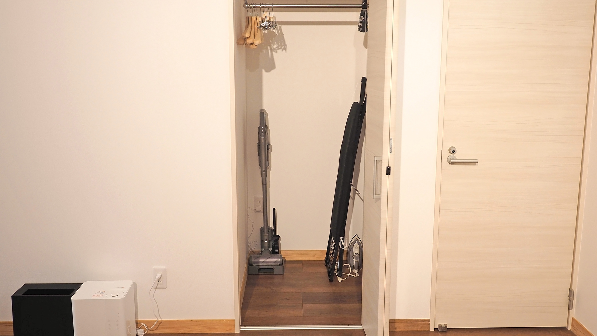 ・【2Fリビング】クローゼットには掃除機を用意しておりますので、気軽にご利用ください