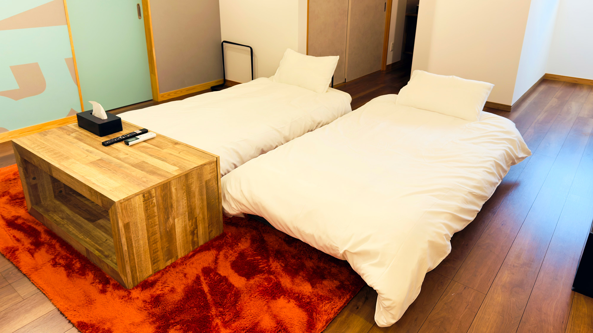 ・【2Fリビング】ウッディ調の家具や床材が印象的な空間は温かみがあります