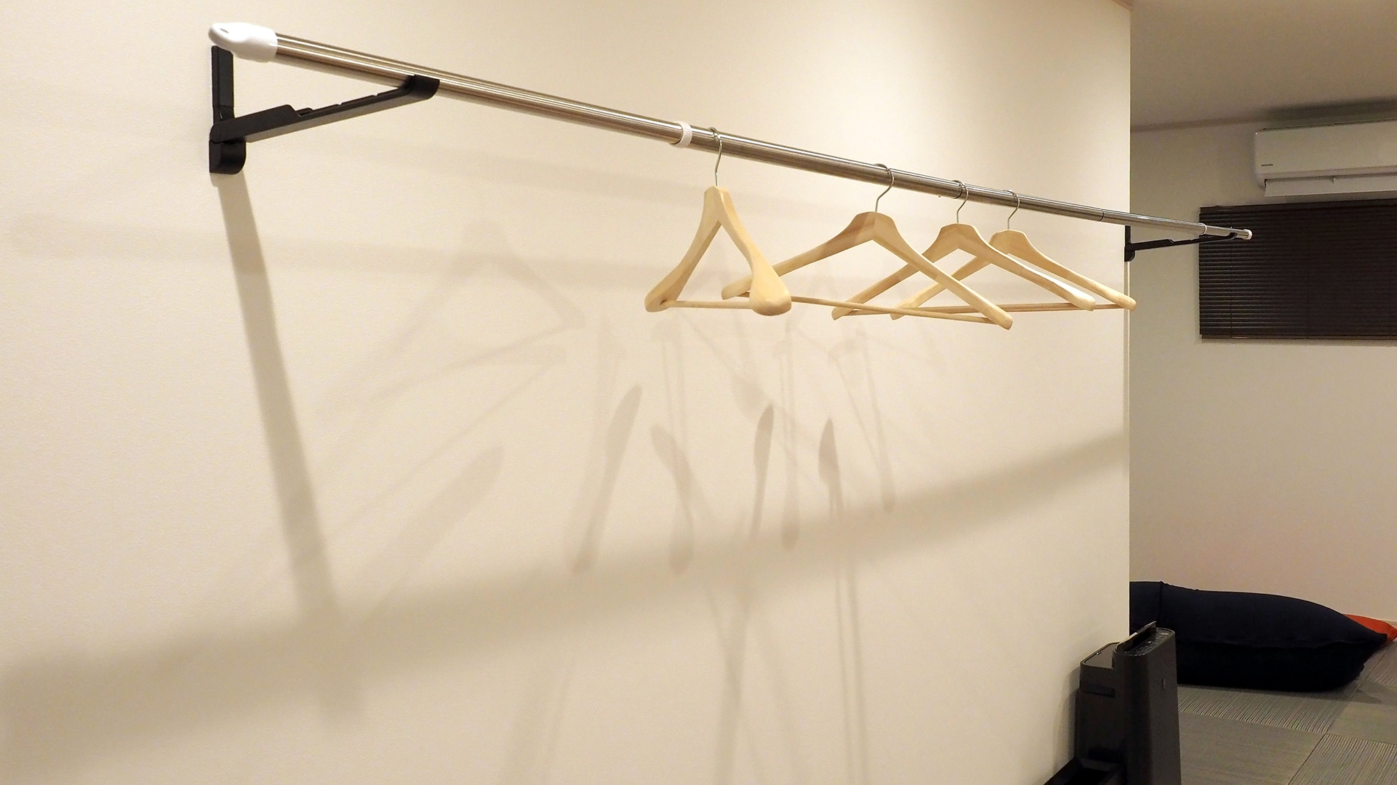 ・【1Fリビング】衣類をかけておくクローゼット代わりにもお使いいただけます