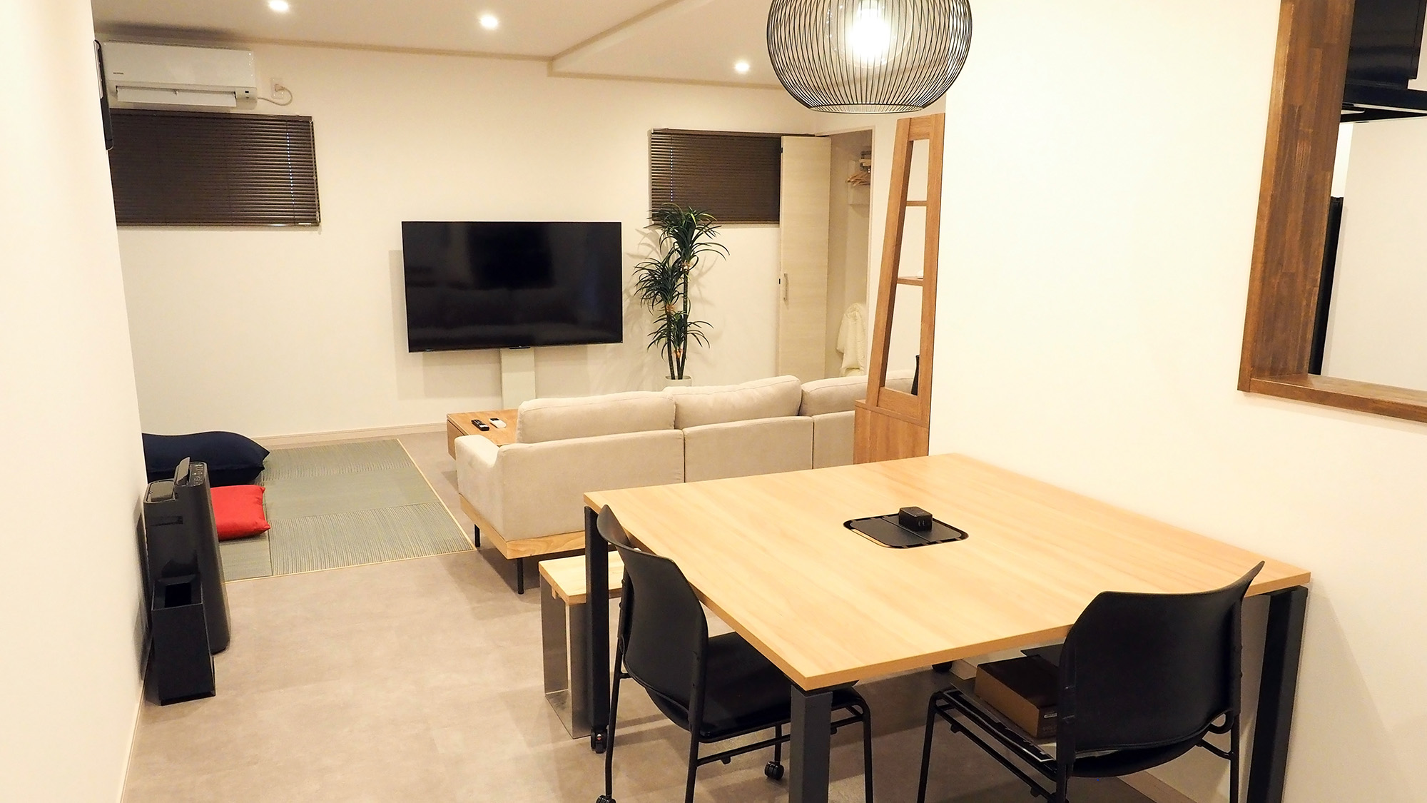 ・【ダイニング】落ち着いた雰囲気のダイニングで、大切な人と優雅で贅沢なひと時をお過ごしください