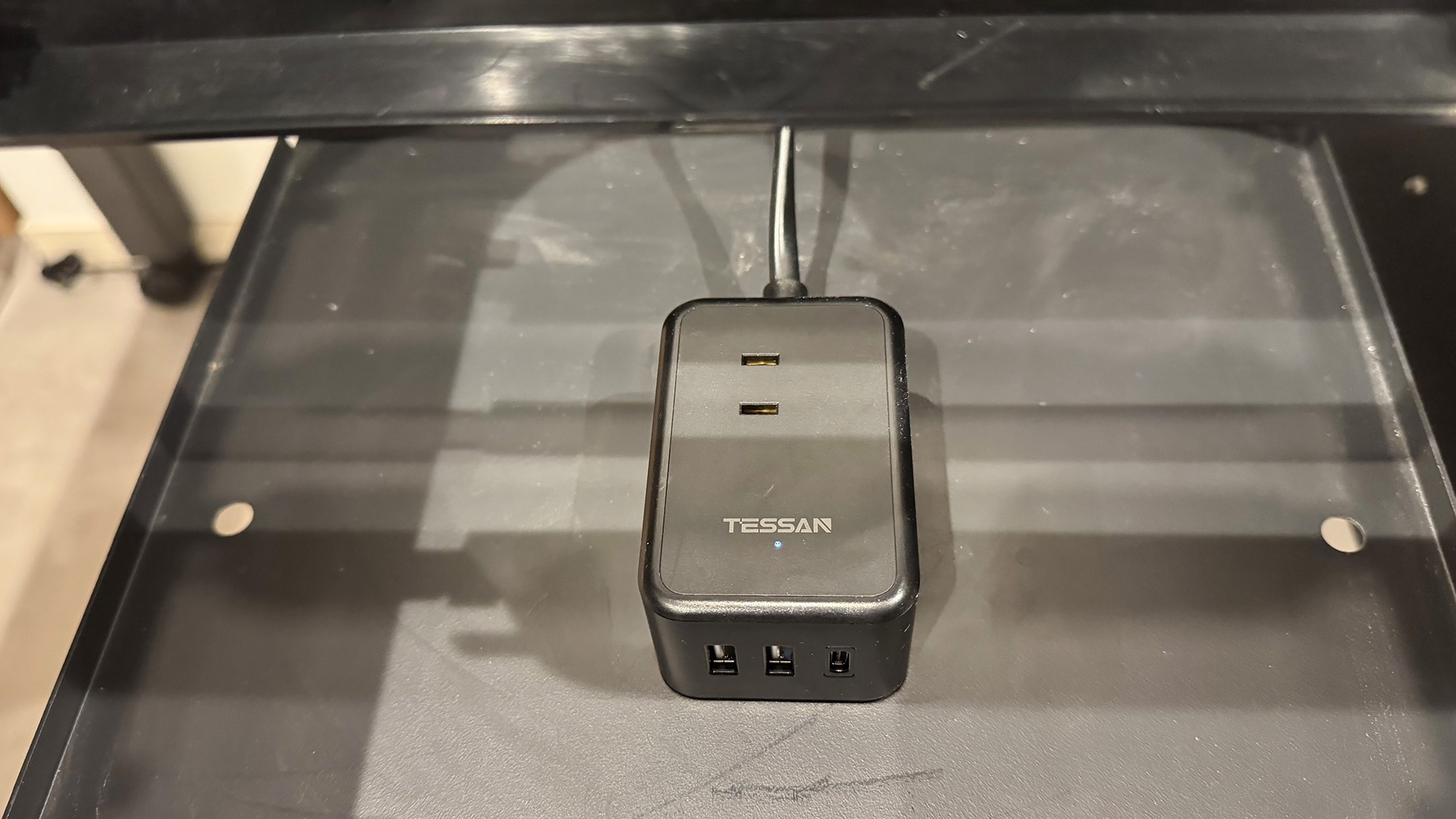 ・【ダイニング】USBポートは複数の端子を備えているので、複数台同時でご利用いただけます