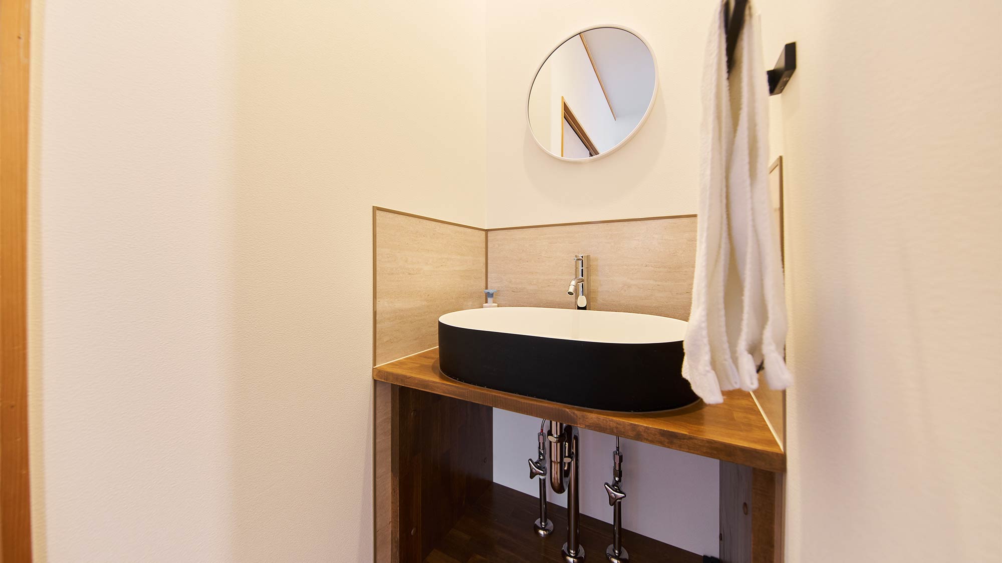 ・【洗面所】鏡付きで朝の身支度に便利。忙しい朝もスムーズにご準備いただけます