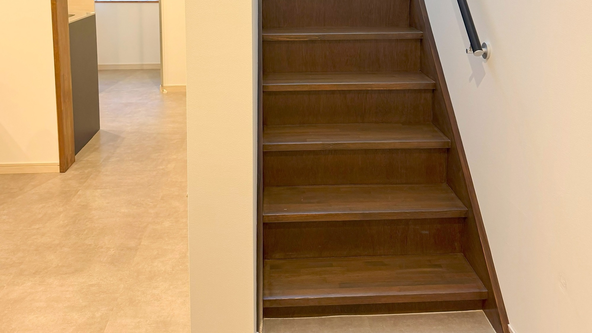 ・【1F階段】木目調の階段には、手すりが付いていて上り降りも安心です