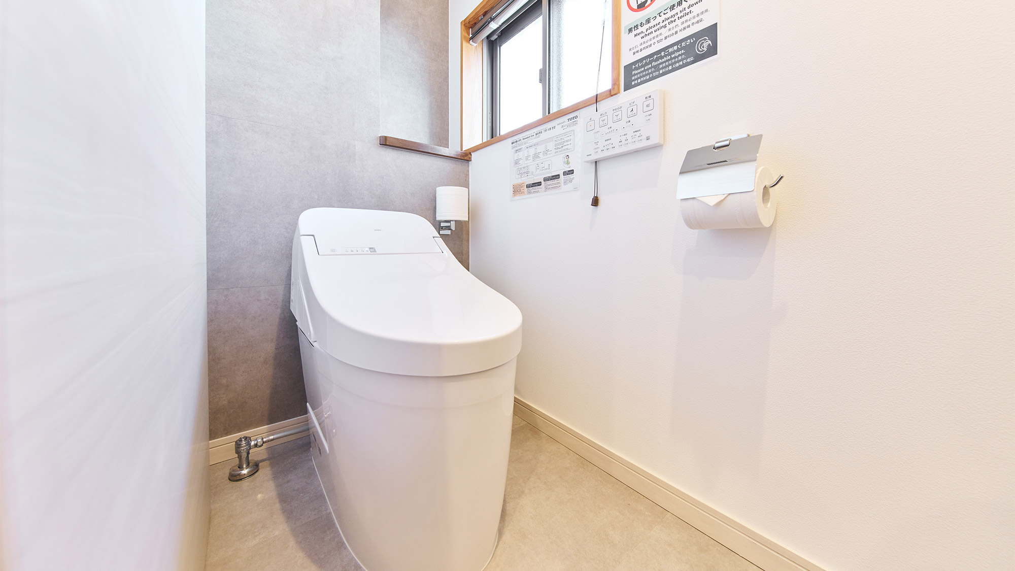 ・【トイレ】温水洗浄便座付き。明るい空間で広々ご利用いただけます