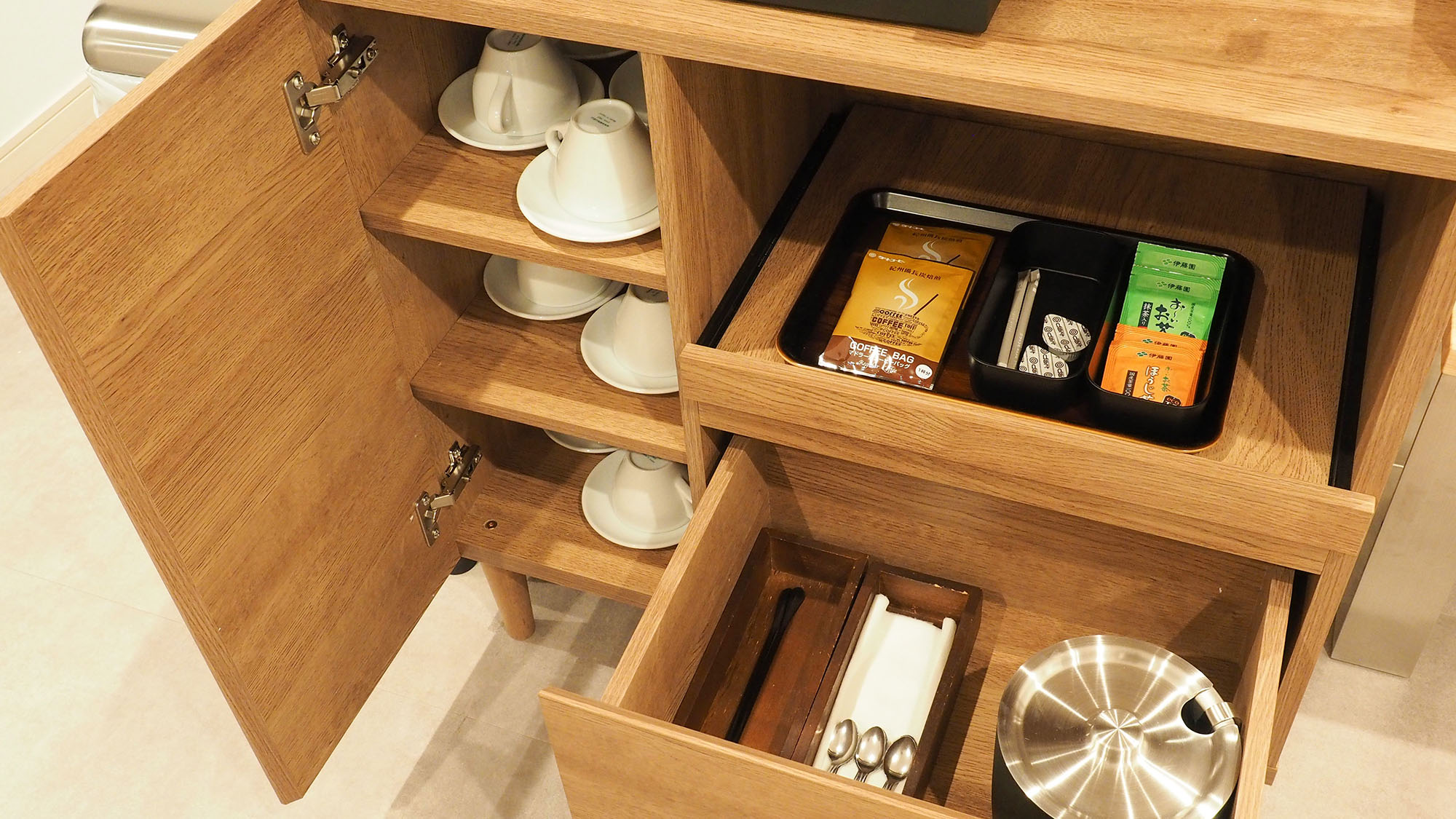 ・【ダイニング】コーヒーやお茶、カップやソーサーをご用意。寛ぎや団らんの時間のお供に