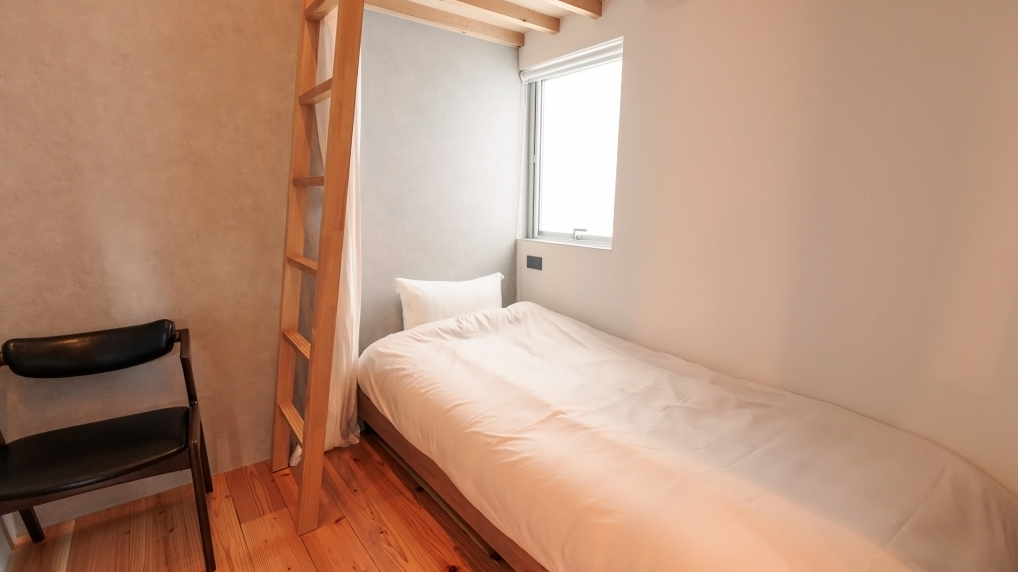 ・【ベッドルーム】大人でもワクワクする二段ベッド。シングルサイズでしっかりお寛ぎいただけます