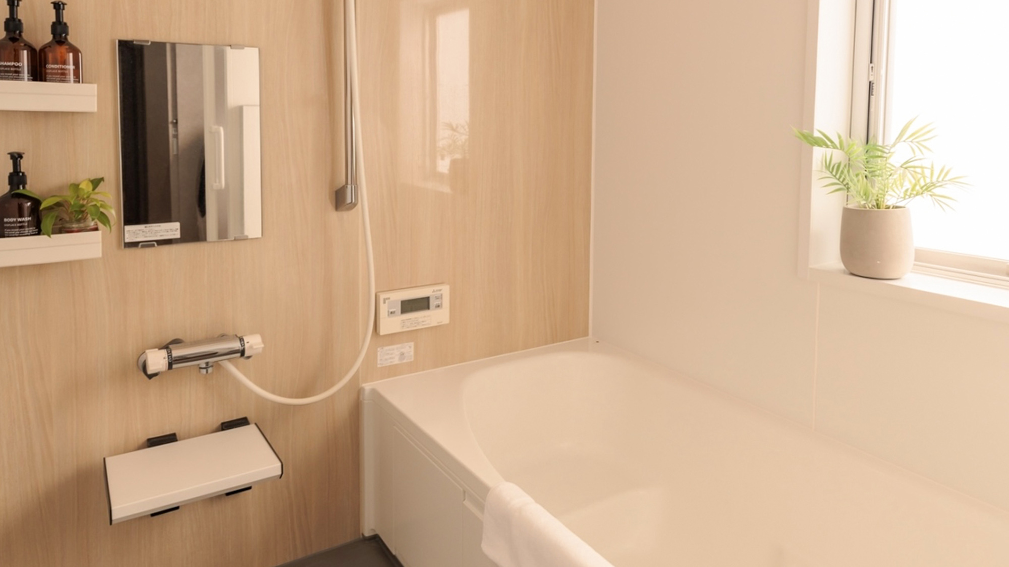 ・【浴室】明るい色合いが印象的な浴室では、ゆったり足を伸ばして湯船でお温まりいただけます