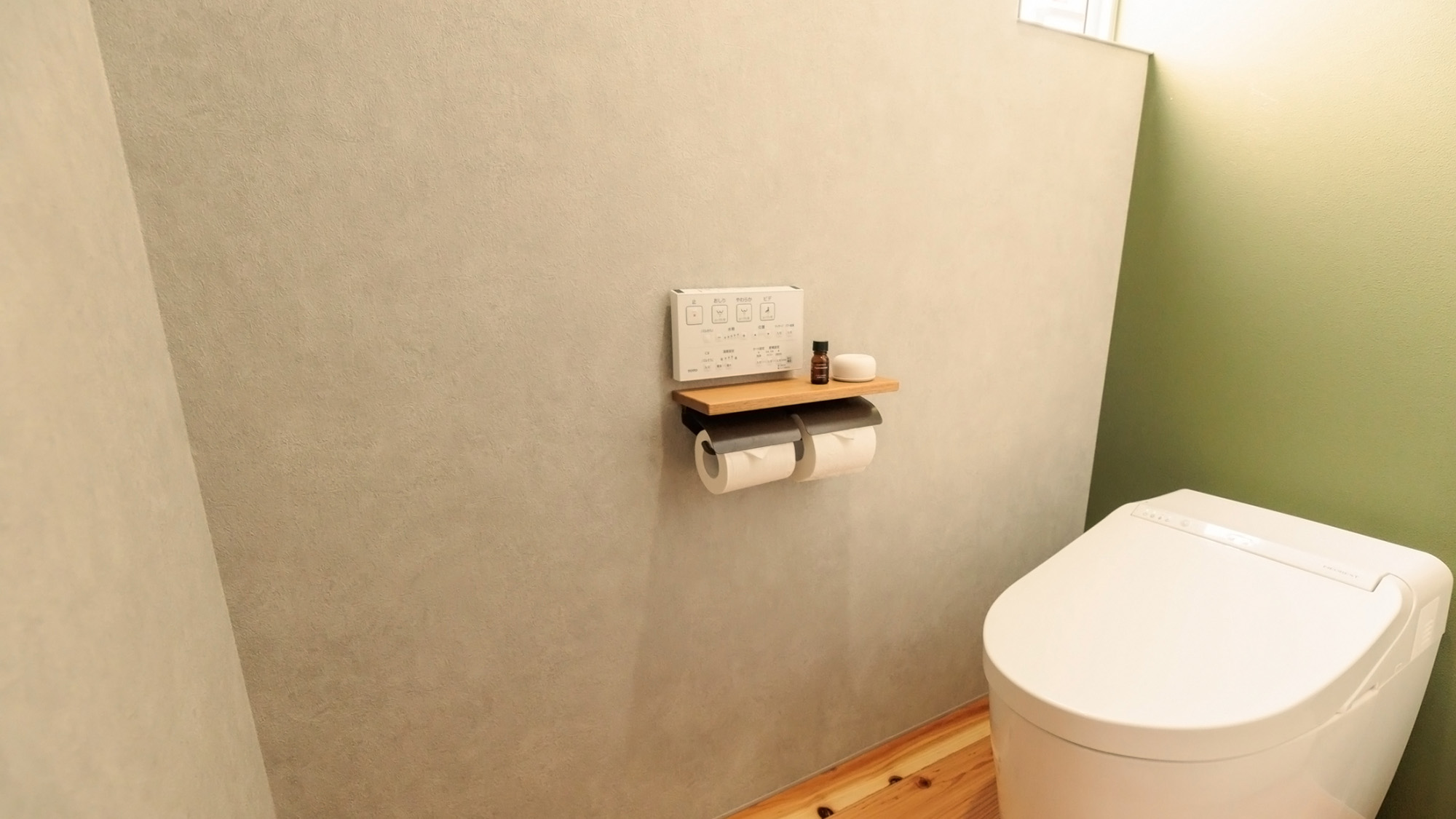 ・【トイレ】アースカラーのトイレは、温水洗浄機能付きで快適にご利用いただけます