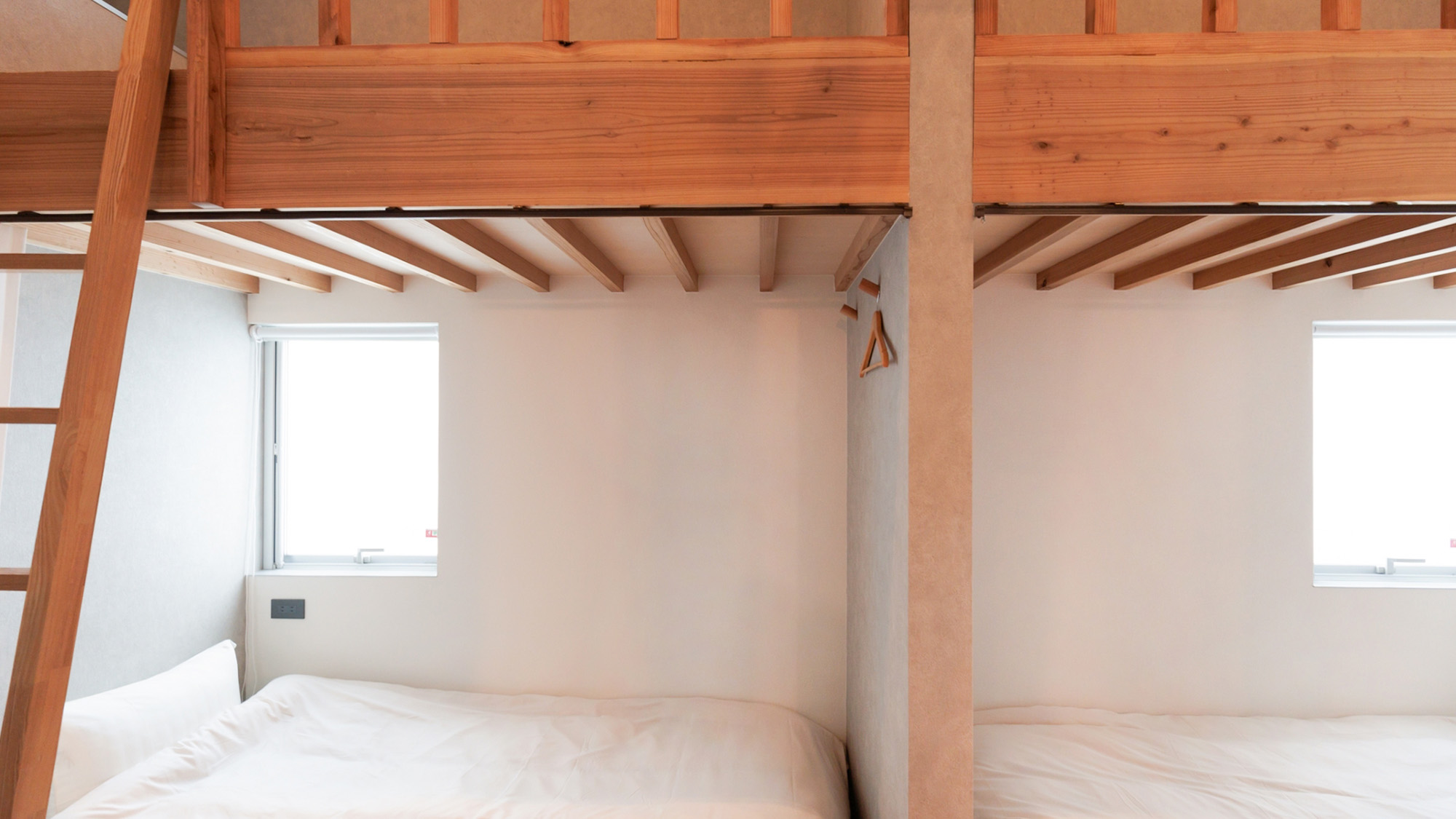・【ベッドルーム】程よい広さに区切られ、どこか落ち着く二段ベッドは秘密基地のような空間です