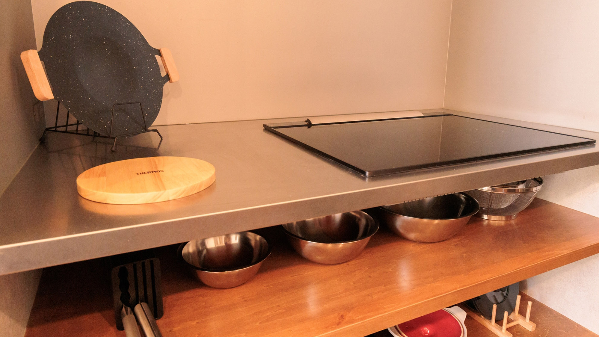 ・【キッチン設備】IHコンロ完備でお掃除も楽々。旅先でも快適にお料理をお楽しみいただけます