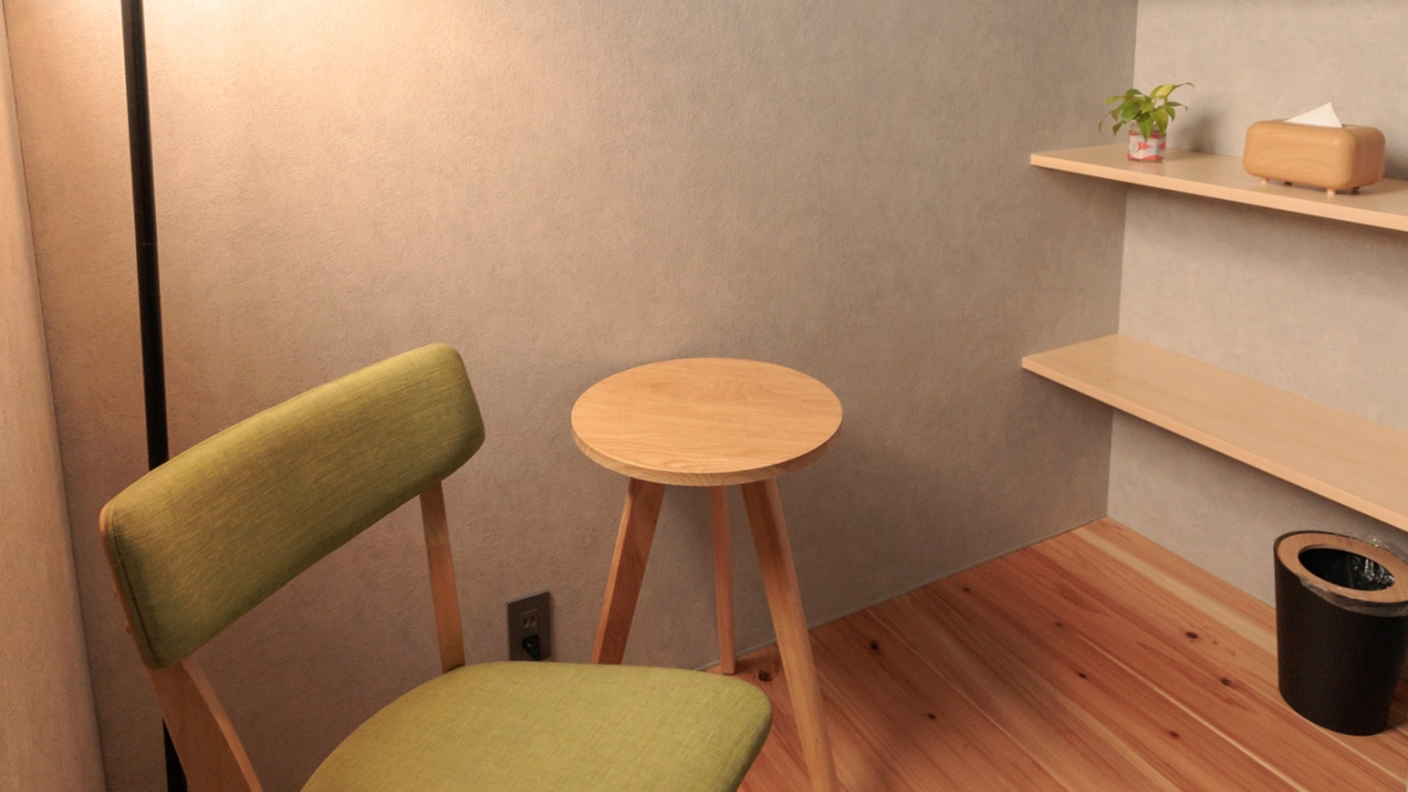 ・【客室】読書やほっとひと息つくのに最適なスペースです。旅行中でも一人時間が欲しいときにどうぞ