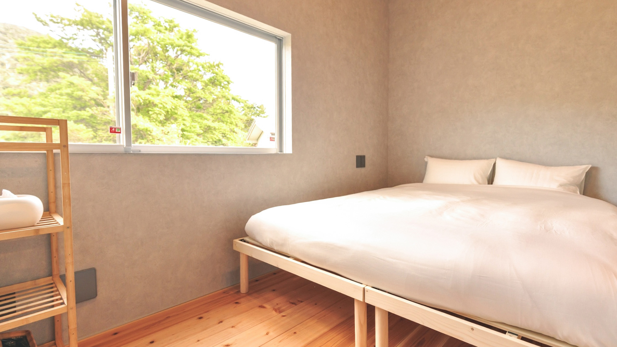 ・【ベッドルーム】窓から差し込む太陽の光で目覚めをお迎えください。気持ちのよい一日の始まりです