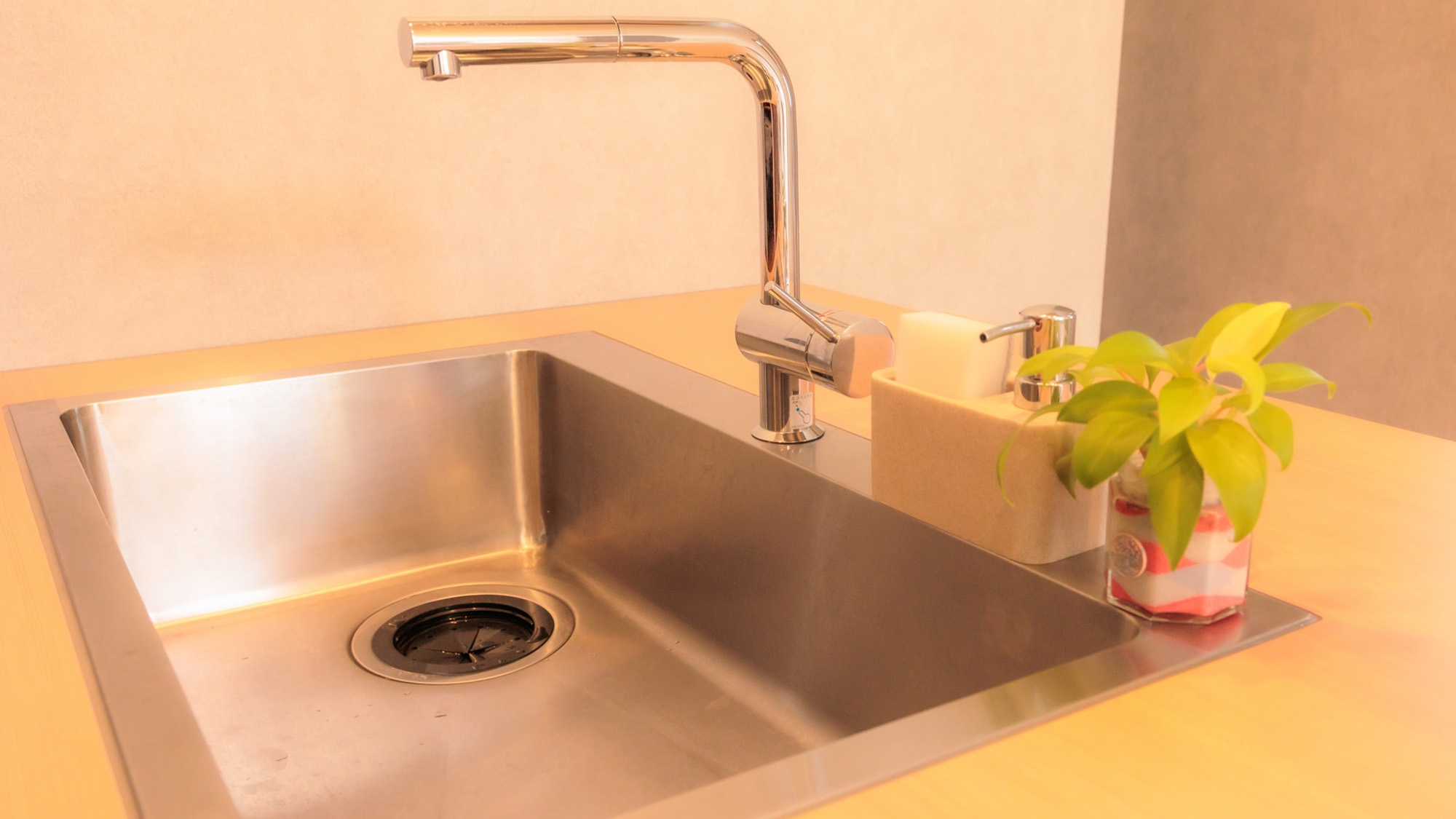 ・【キッチン設備】すっきりデザインのシンクで、グループ旅行での洗い物も快適に行えます！