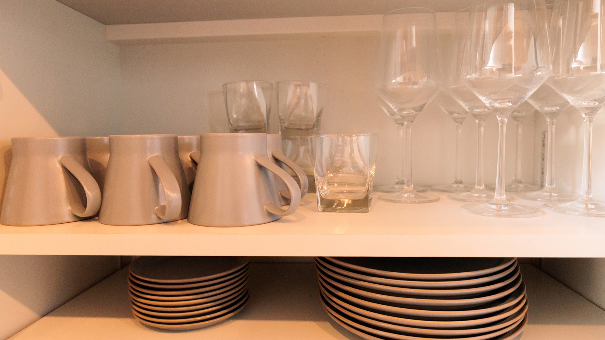 ・【食器類】食器はグループ旅行でも安心の数をご用意。みんなでわいわい楽しんでお過ごしください