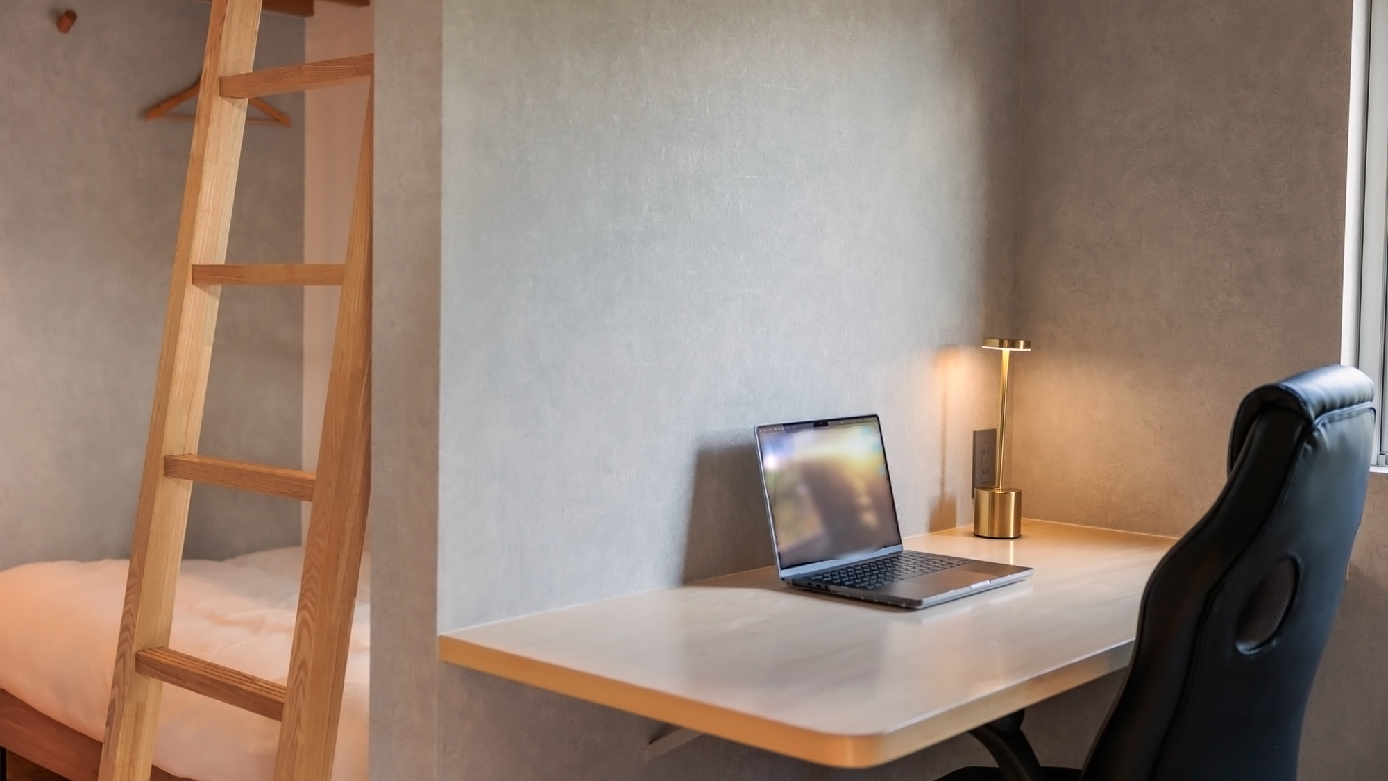 ・【客室】ちょっとした作業や旅先でのお仕事にもぴったり。シックな色合いで集中力も高まります