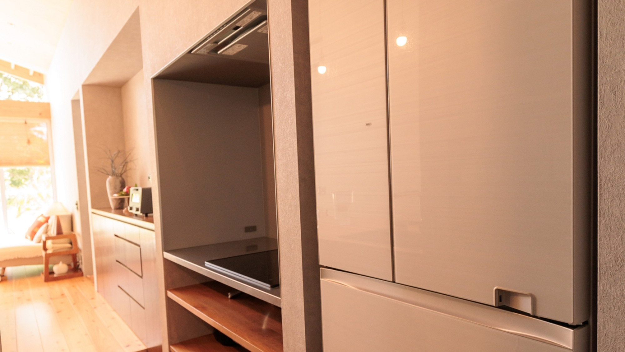 ・【キッチン設備】冷蔵庫は大きいサイズで、連泊やグループでの旅行でも安心してご利用いただけます