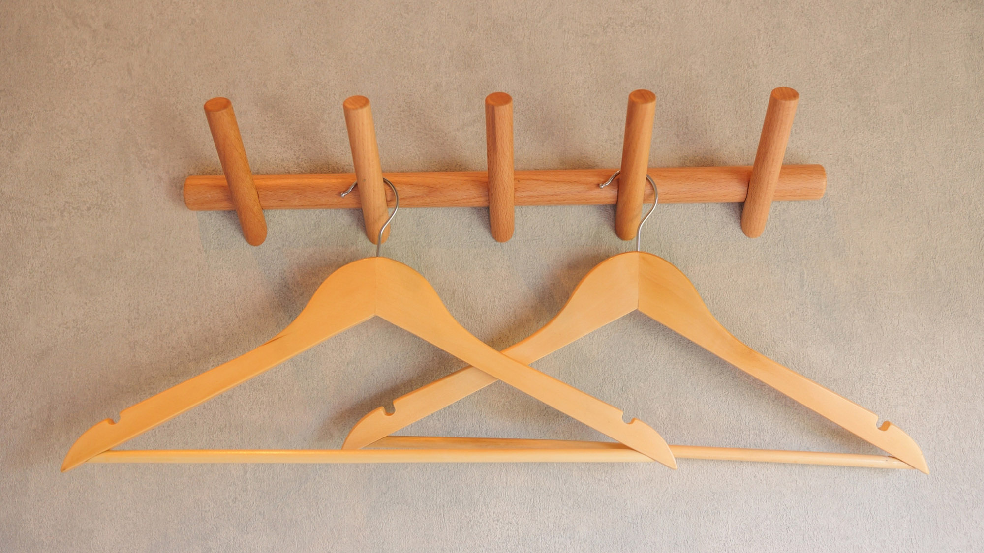 ・【ベッドルーム】ハンガーのご用意もございますので、大事なお洋服もしわにならずお過ごしいただけます