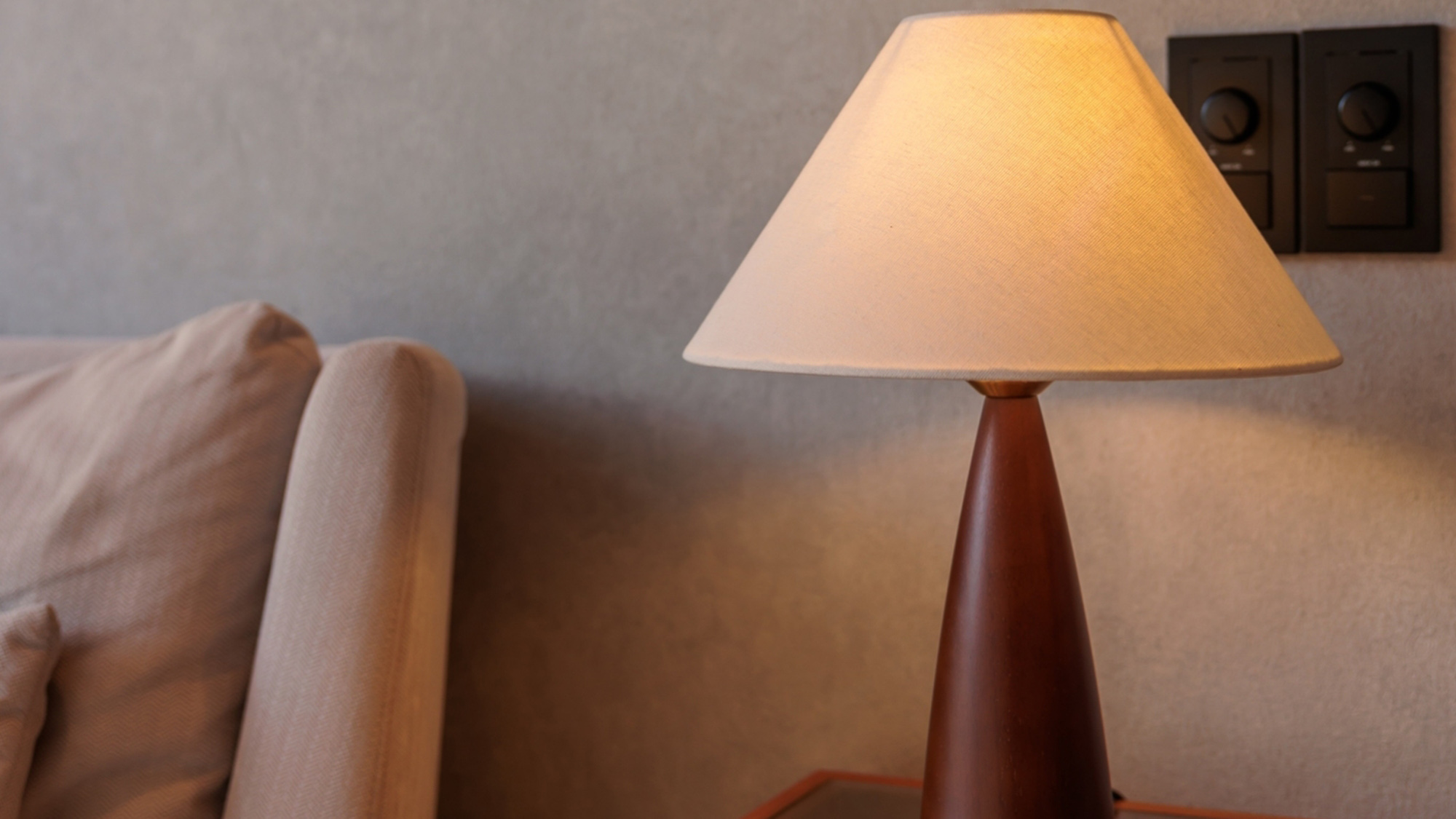 ・【リビング】落ち着いた雰囲気のお部屋で、旅先でもゆったりとリラックスしてお過ごしいただけます