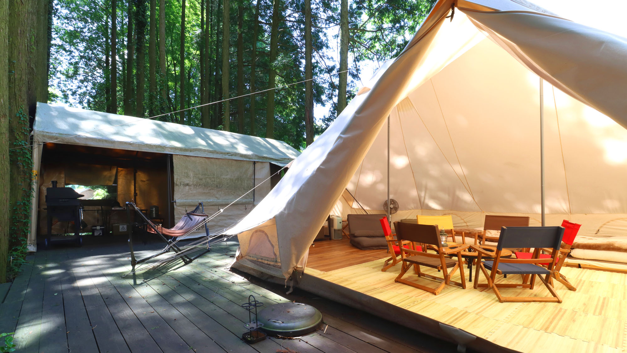 【客室_40㎡テントF】〈ドッグラン付〉ウットデッキの上にテントとBBQスペースがあります