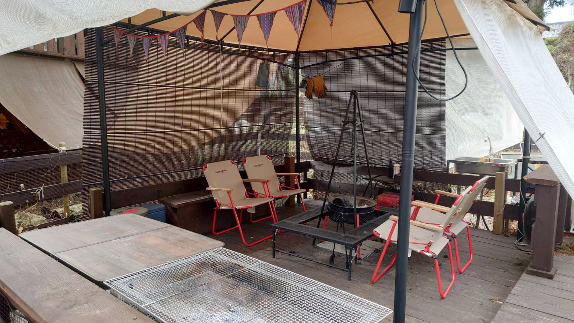 ・【サイトB】調理器具もご用意しております。風通しのよいテントで調理をお楽しみください