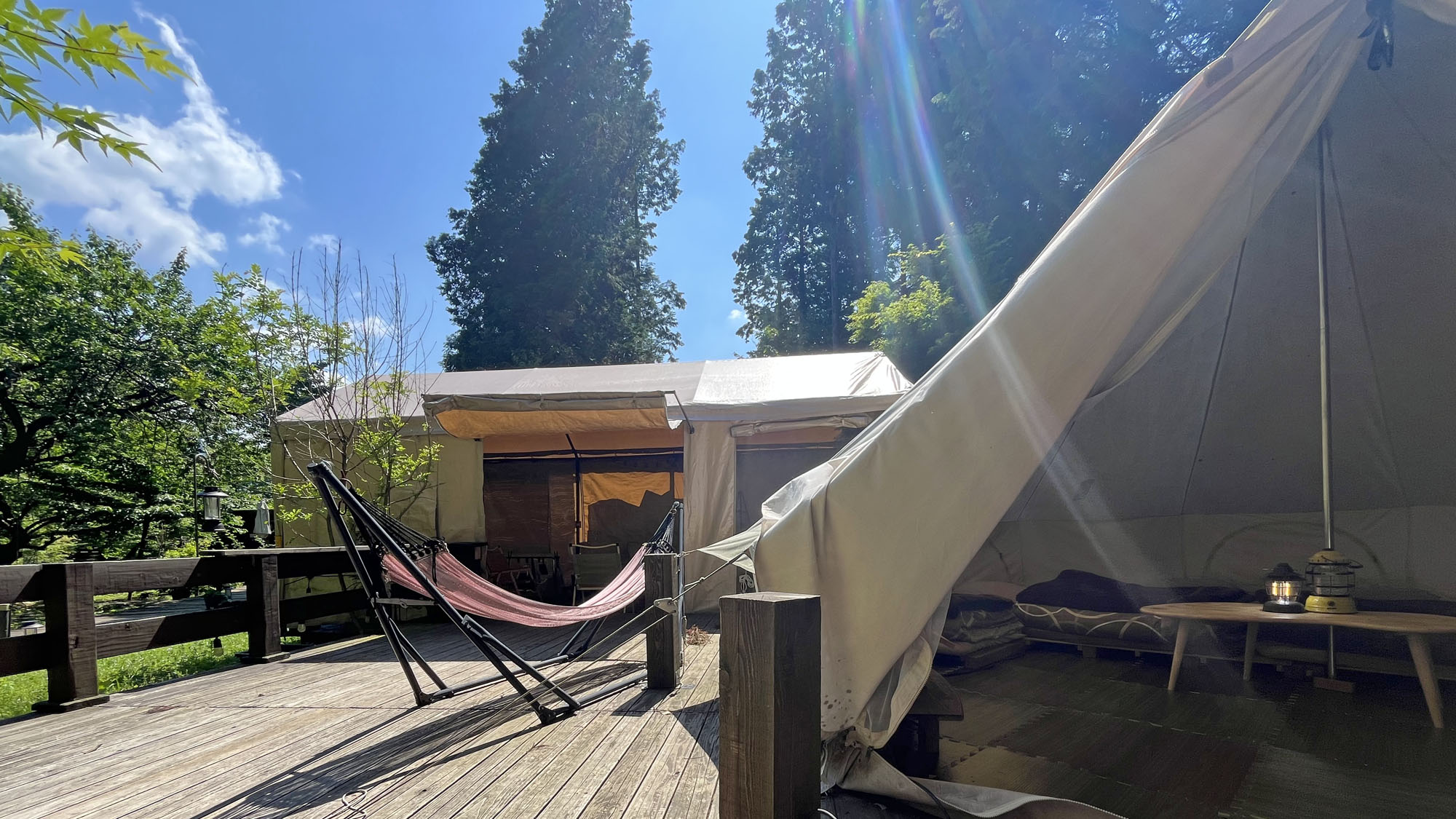 【客室_20㎡テントB】〈ミニドッグラン付〉日光浴をしながらのんびり過ごせます