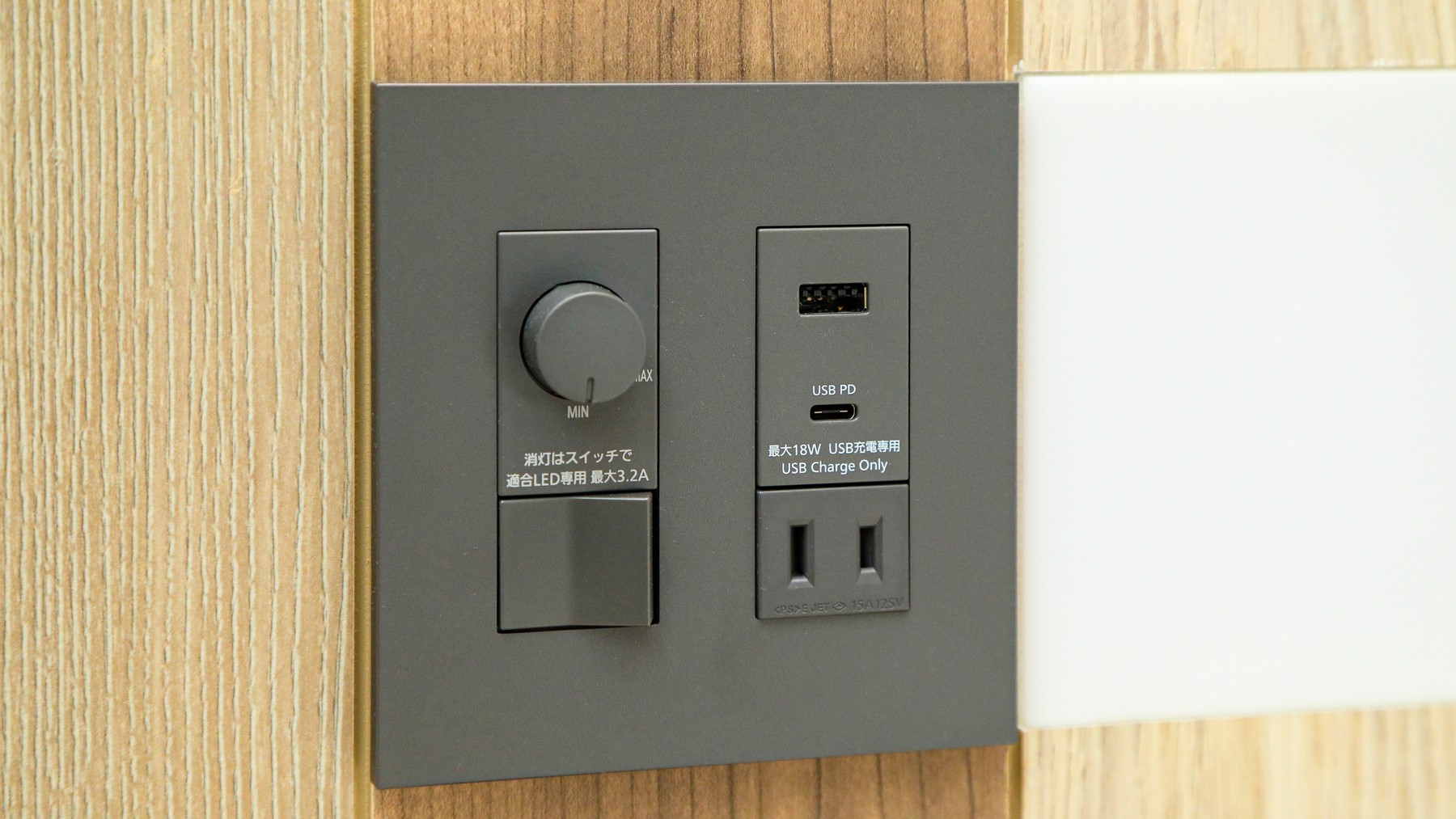 ベッドボードにはコンセント＆USBポートがございます