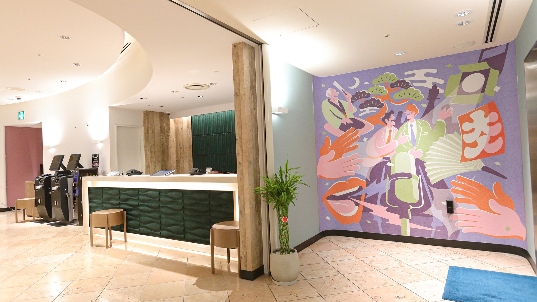 エレベーターを降りるとポップなデザインのボードが！思い出の一コマに是非