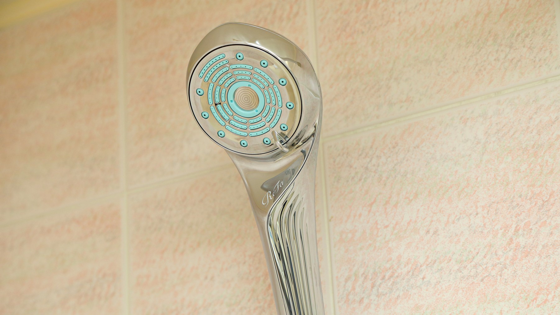 デラックスファミリールームにはRefaのシャワーヘッドも設置しております