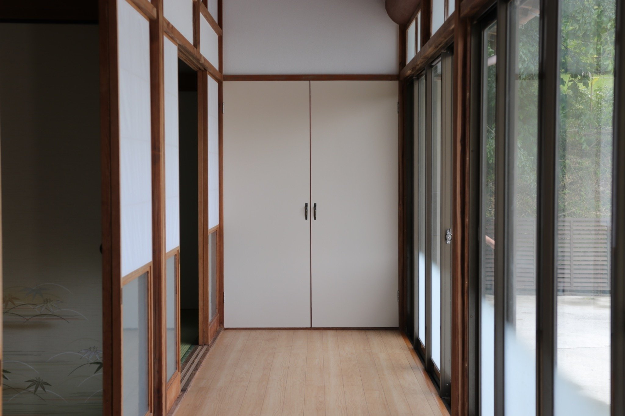 障子とガラス戸が織りなす、昔ながらの縁側風の廊下