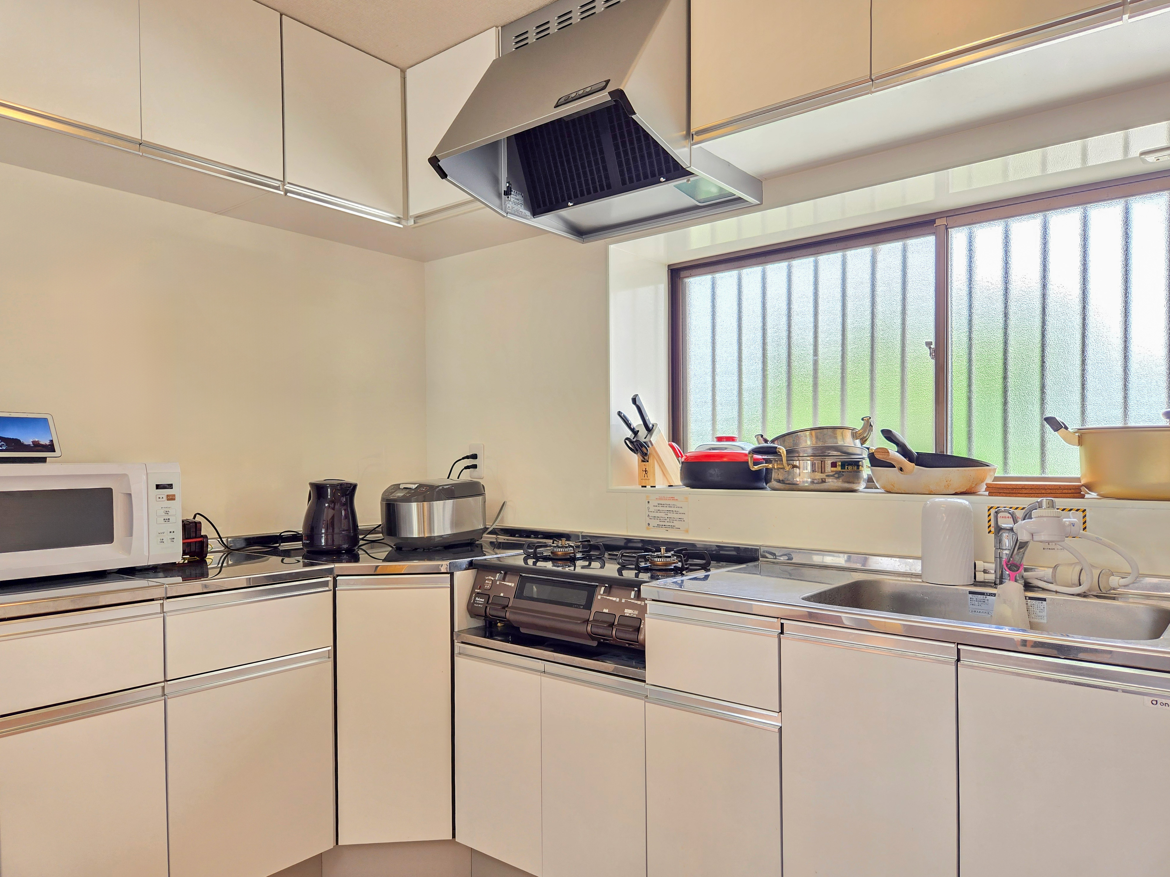 炊飯器・電子レンジ・調理器具まで揃った充実のキッチン
