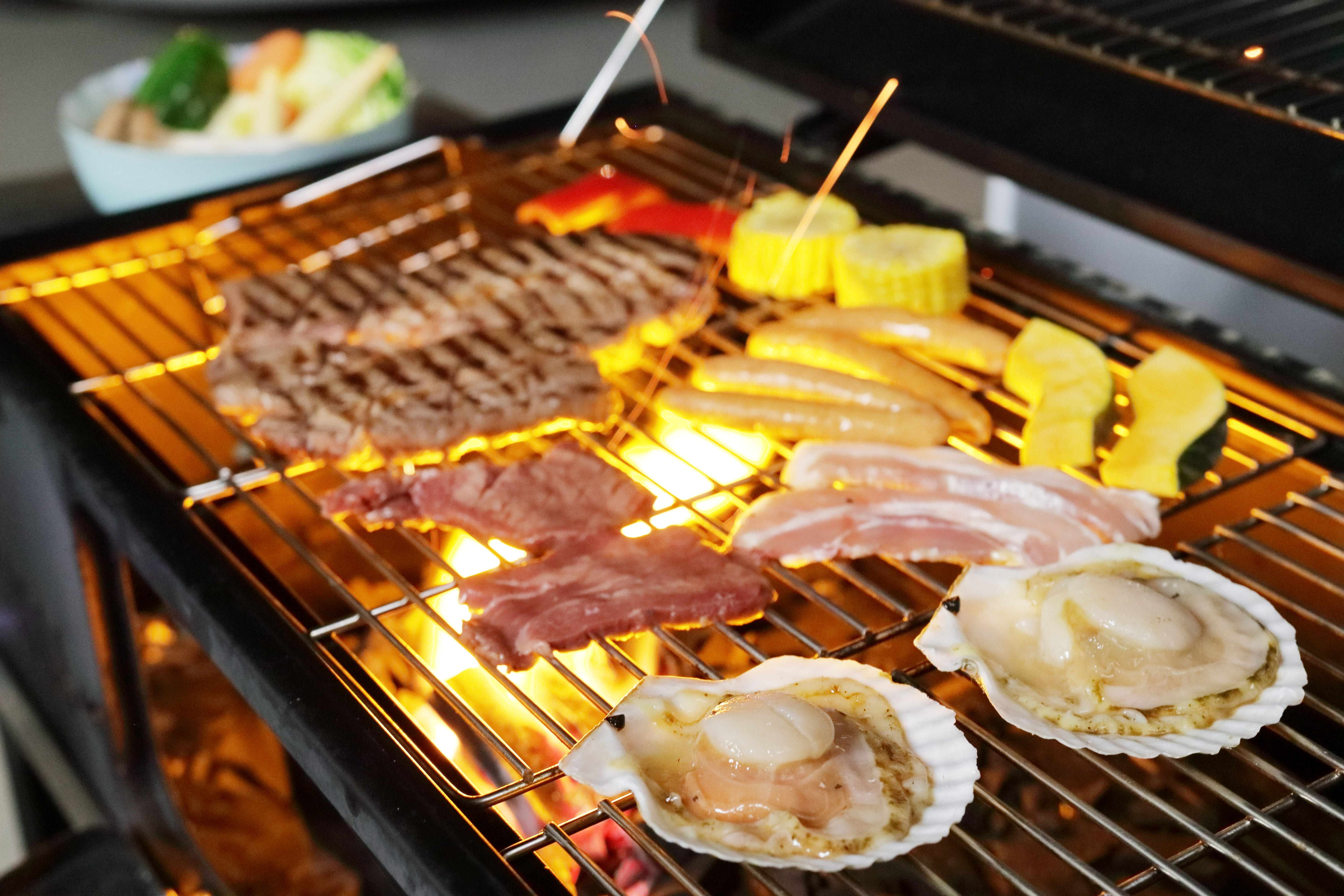 海の幸も山の幸も、炭火で豪快に