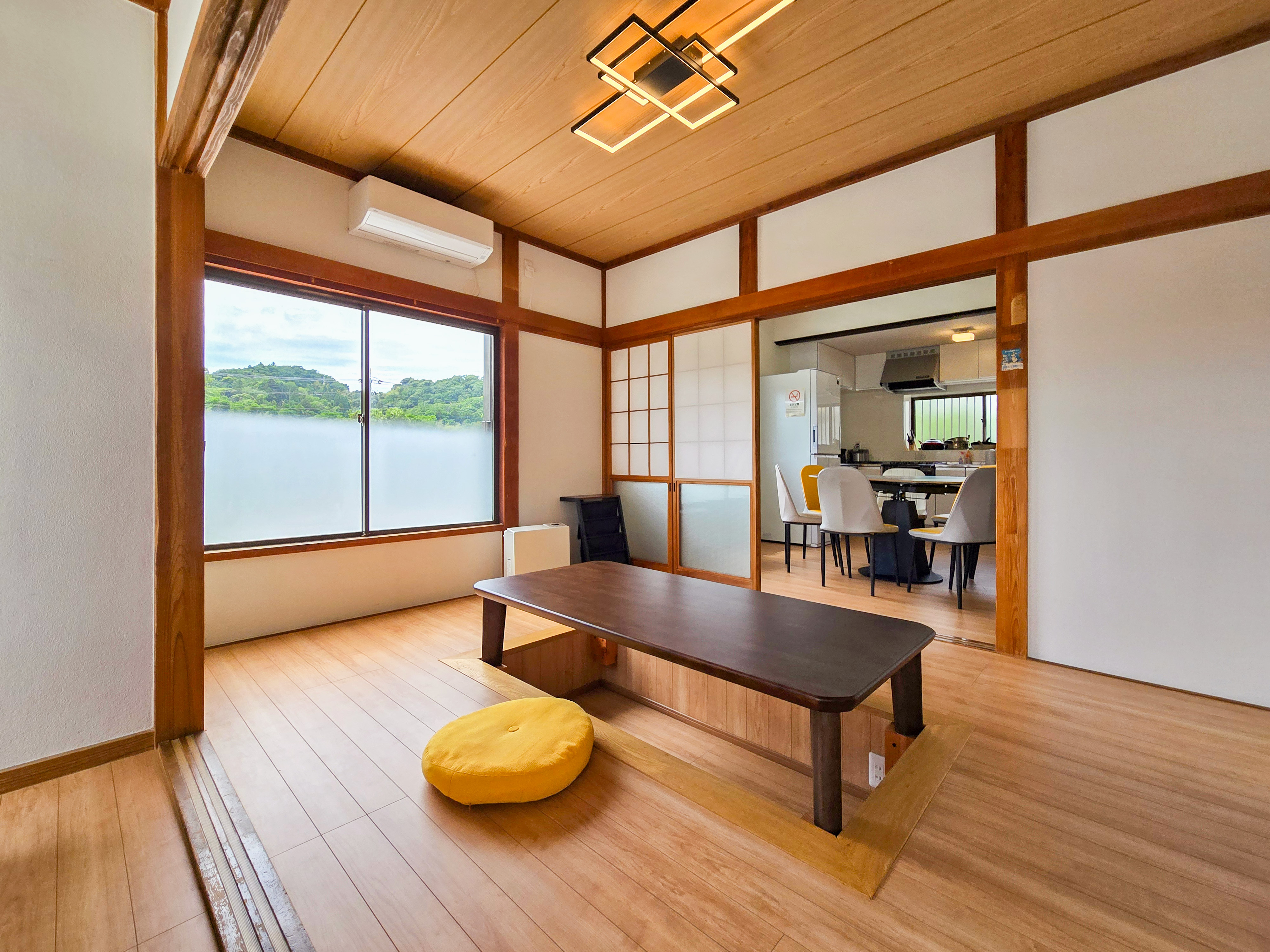 木のぬくもりと自然光が心地よい、落ち着いた和モダン空間