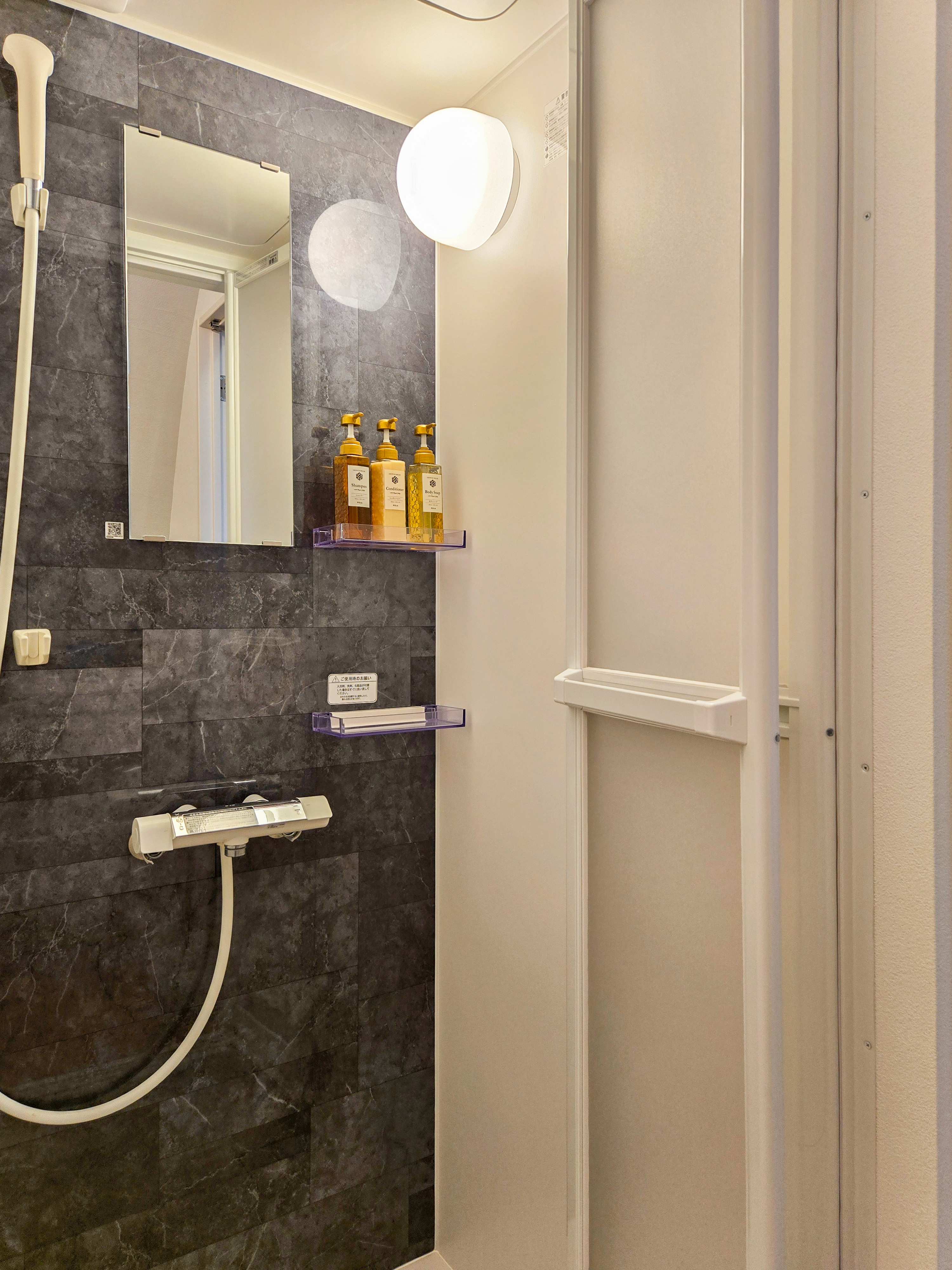 シンプルながら快適、清潔感あふれるシャワールーム