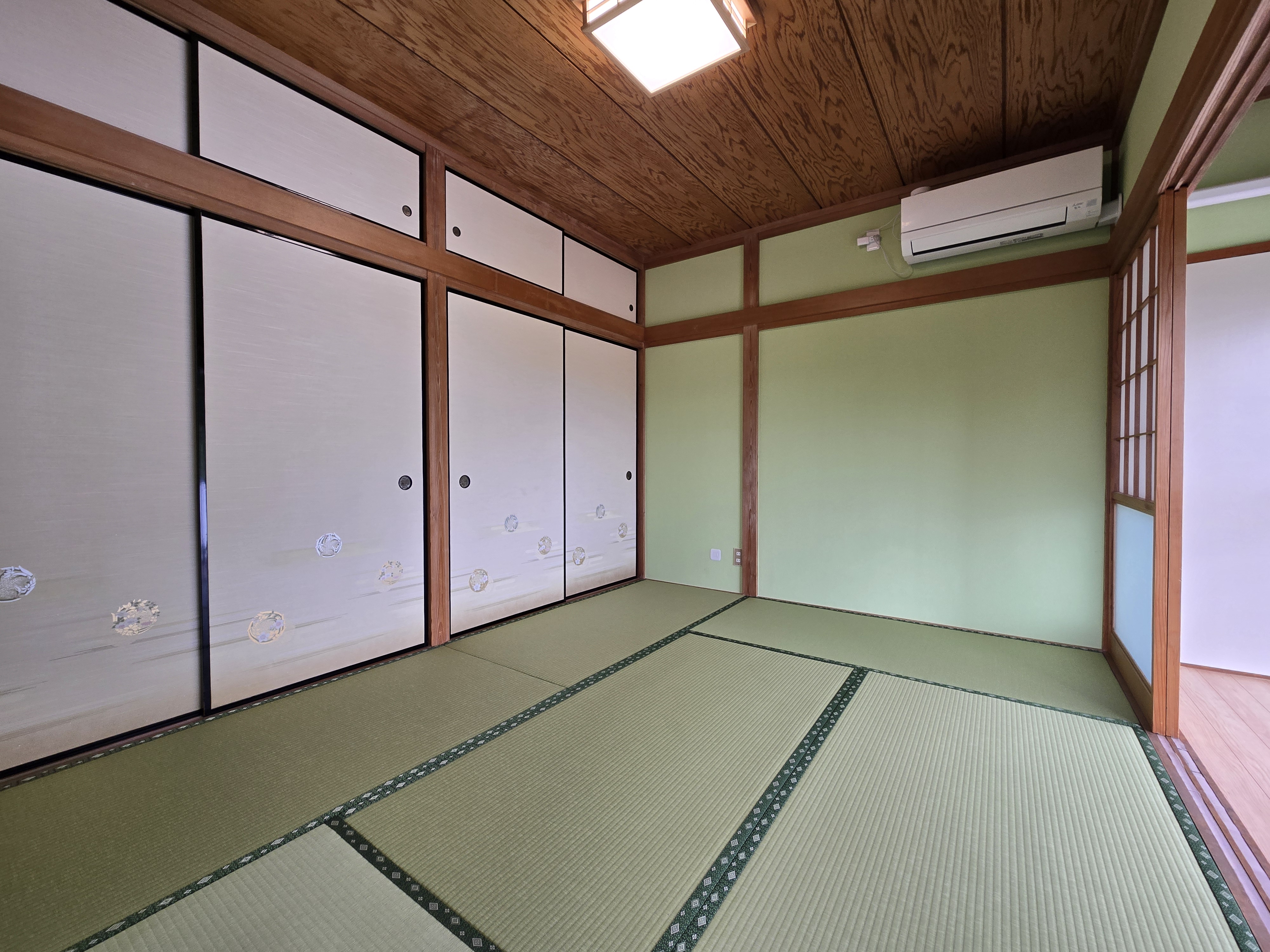 畳の香りがほのかに広がる、昔ながらの本格和室