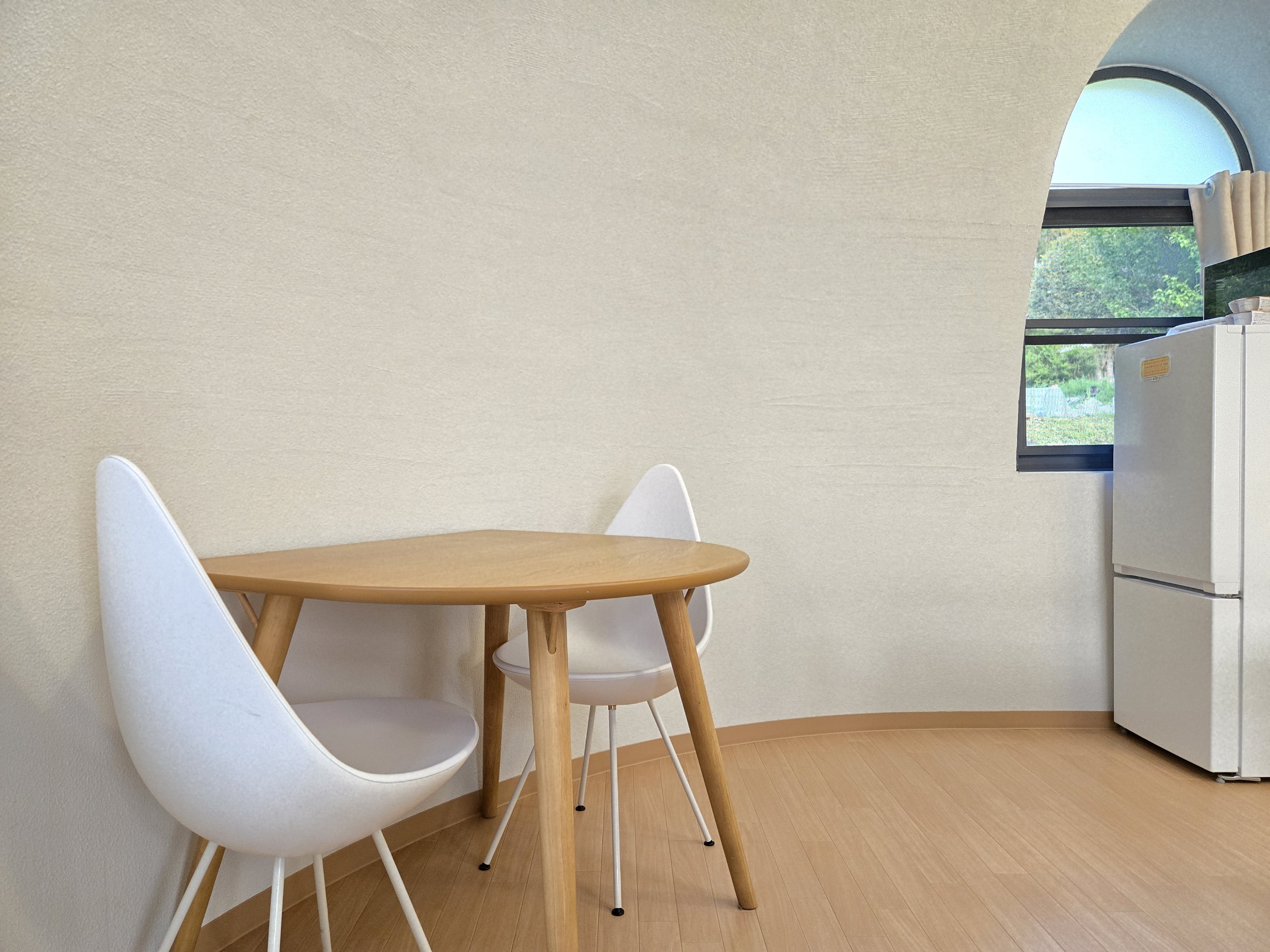 ナチュラルな丸テーブルで、気軽な食事やひと息を