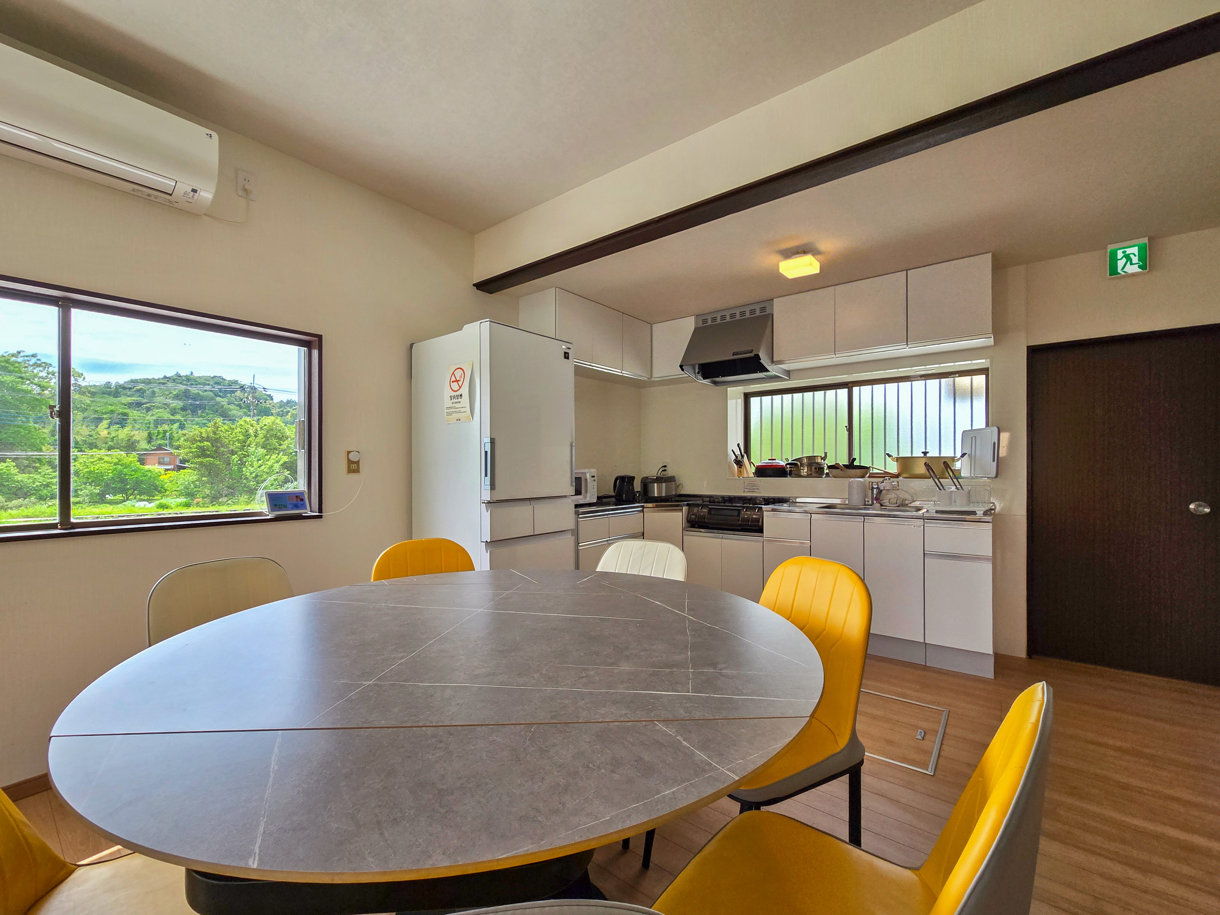 大きな窓から光が差し込む開放的なダイニングキッチン