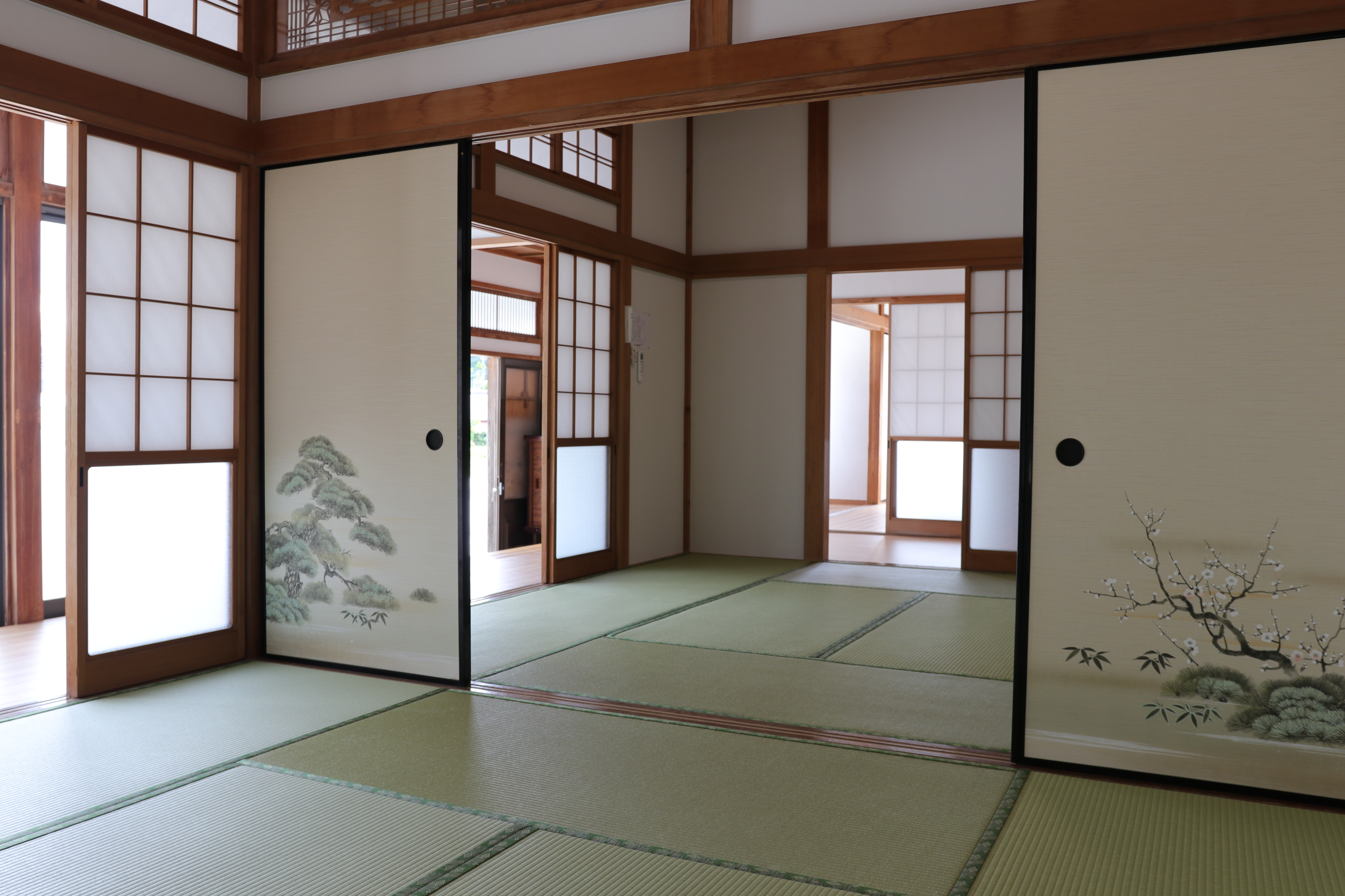 襖絵と障子が美しく調和する、趣ある二間続きの和室