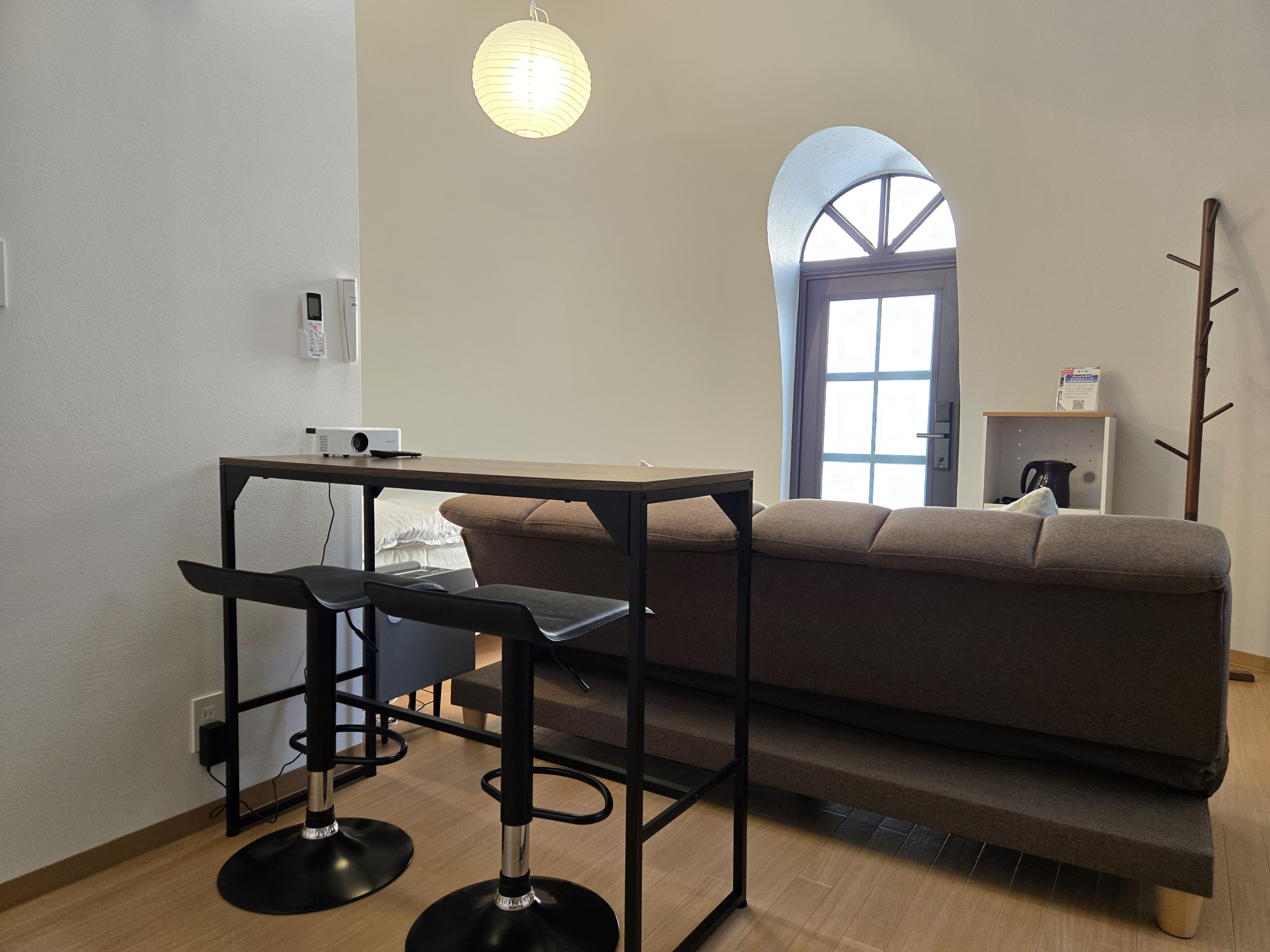 食事や作業にも便利なカウンターテーブル付き