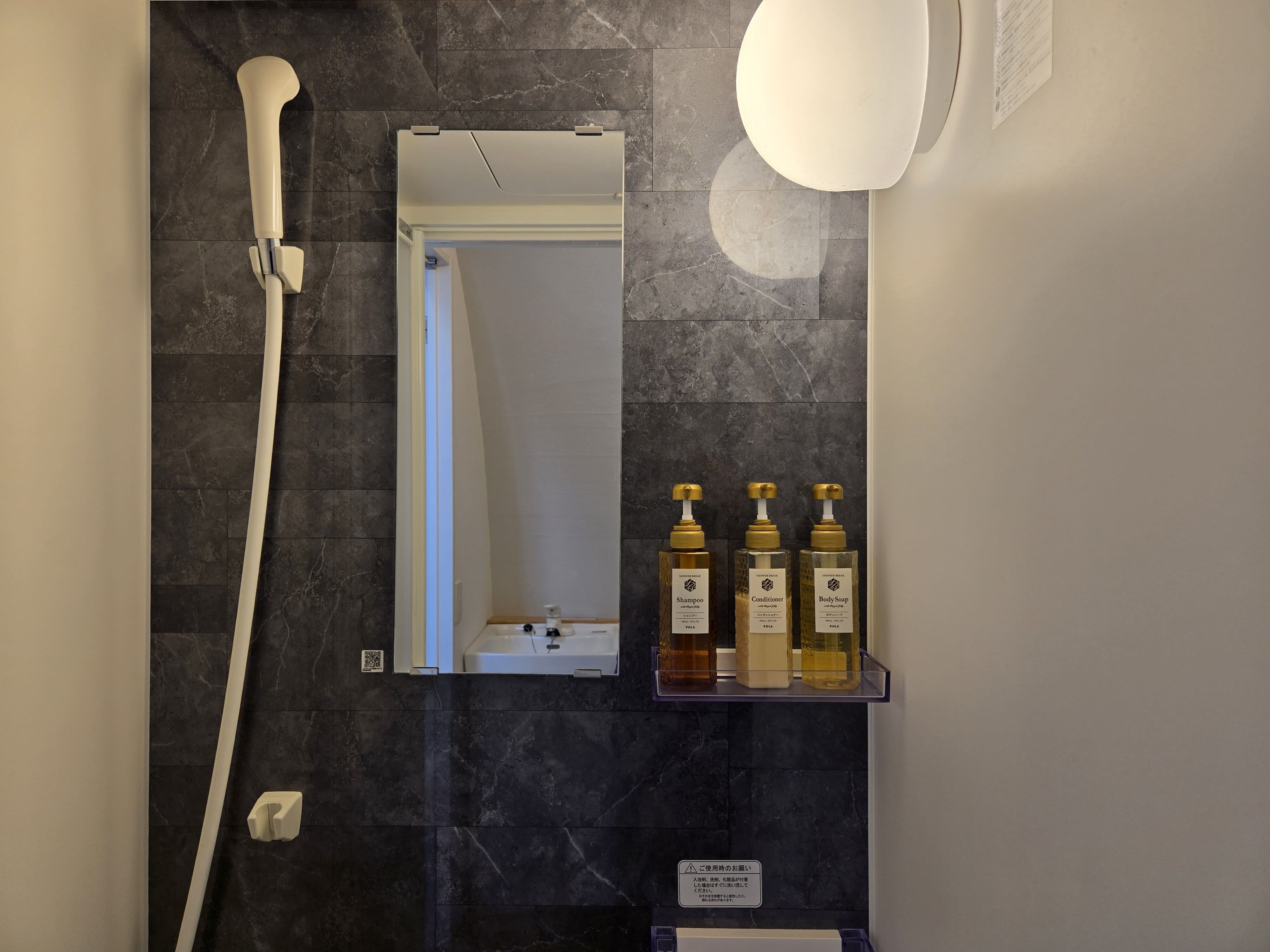 シンプルながら快適、清潔感あふれるシャワールーム