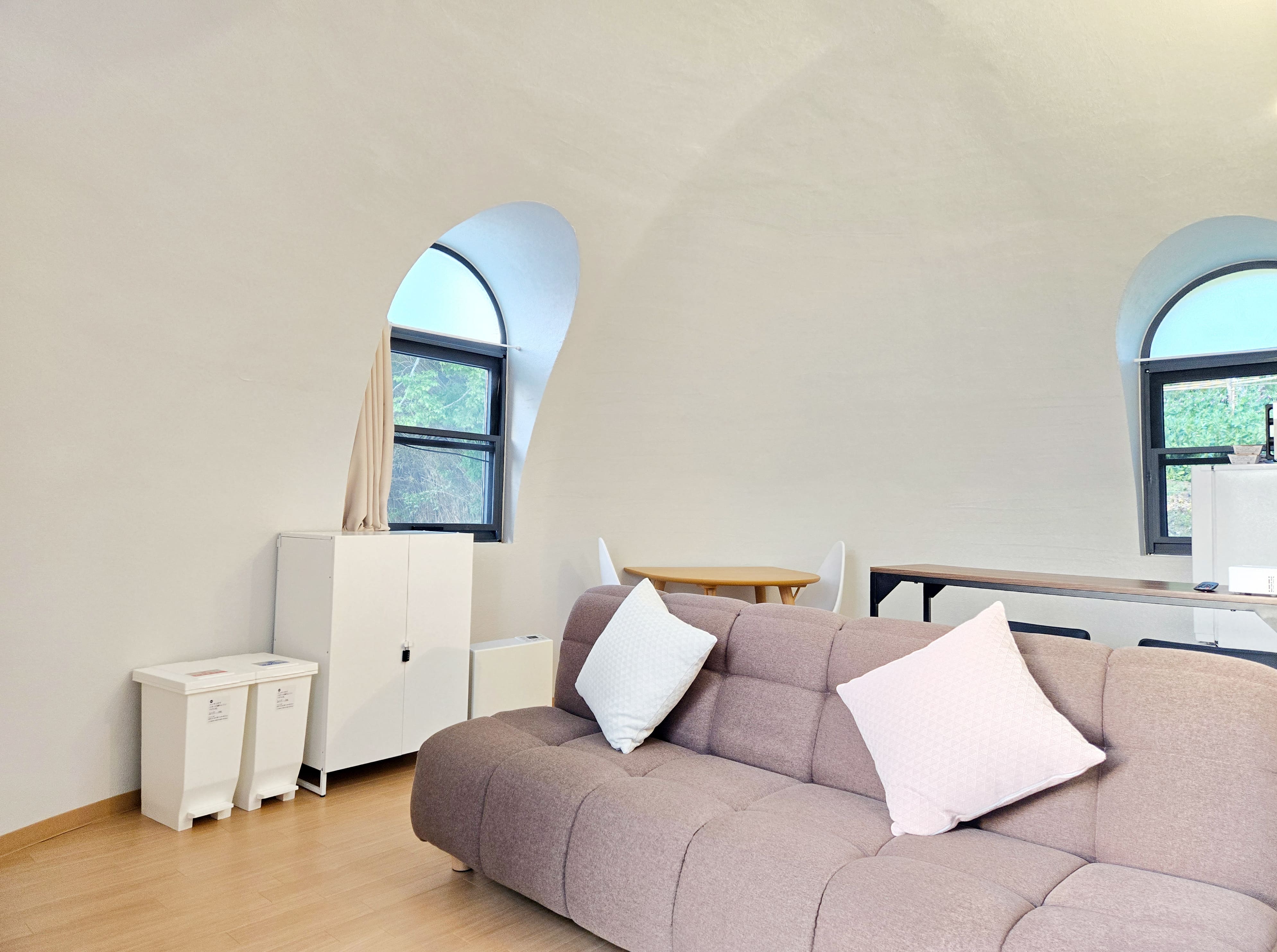 やさしい光とやわらかな曲線に包まれるリビング空間